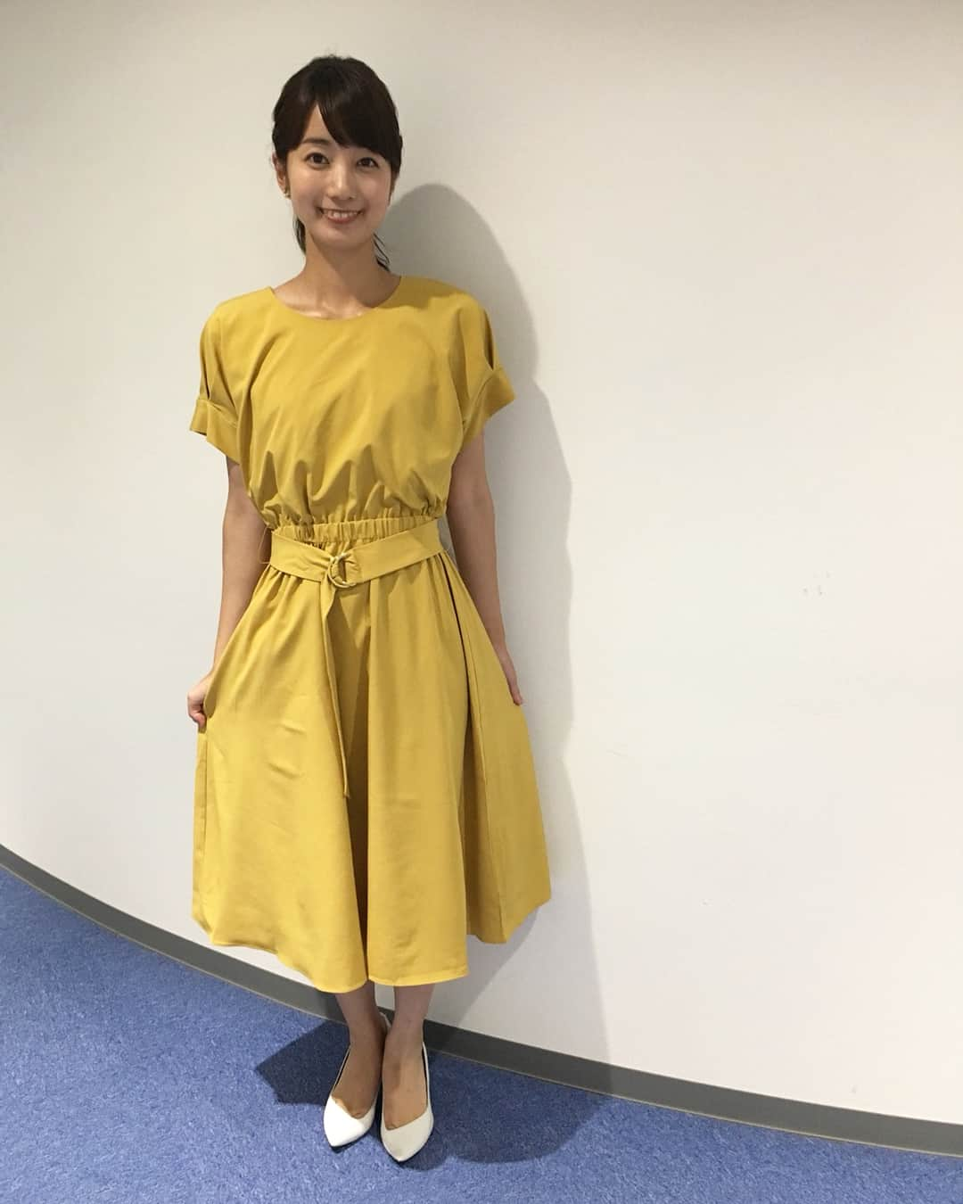 小野彩香さんのインスタグラム写真 - (小野彩香Instagram)「最近の衣装✨  1枚目は大好きな黄色！ 2,3枚目は後ろのデザインもかわいかったので載せてます！ 4枚目は、憧れの、大人なストライプ。 5枚目は、いつものように衣装を撮ろうとしたらスタッフさんが乱入してきて、とまどいが隠せてない表情です。笑  #ももち浜s特報ライブ」8月1日 20時47分 - onoayaka_official