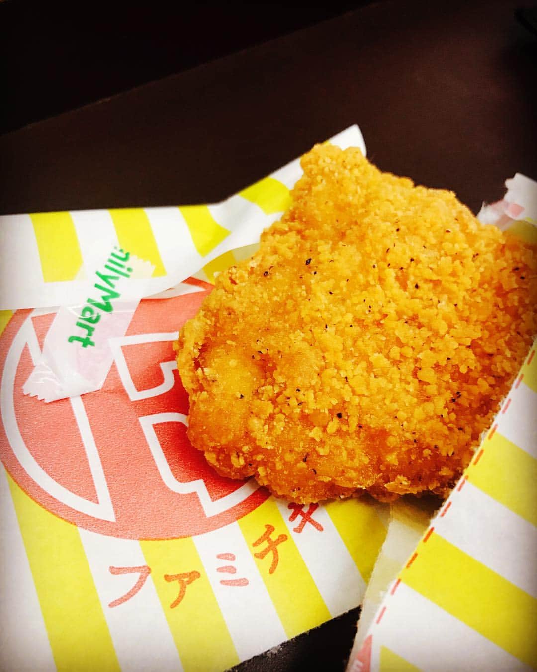 ケビンのインスタグラム：「インスタ映え٩( ๑╹ ꇴ╹)۶ うぉほほ〜い！！ #あなたと #コンビニ #FamilyMart #ファミチキ」