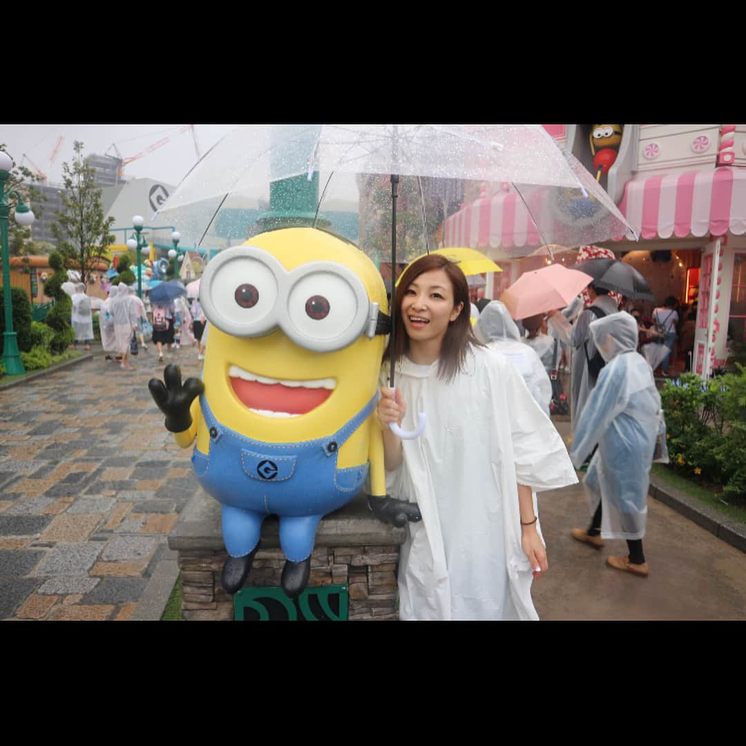 佐藤あり紗さんのインスタグラム写真 - (佐藤あり紗Instagram)「. . . USJ🕷🌎 大雨だった。 . スヌーピーになれた! 大好きなスヌーピーと一緒に 写真撮れた! セーラームーンの4Dも見れた! ハリーポッターのグミも食べれた! ミニオンのポップコーンも食べれた! 乗り物たくさん乗れて楽しかった! . #ユニバーサル #USJ . 誕生日にあいちゃんに プレゼントでもらった チケットで行ってきたよ🎫 ありがとう💓」8月1日 21時00分 - arisa_chu