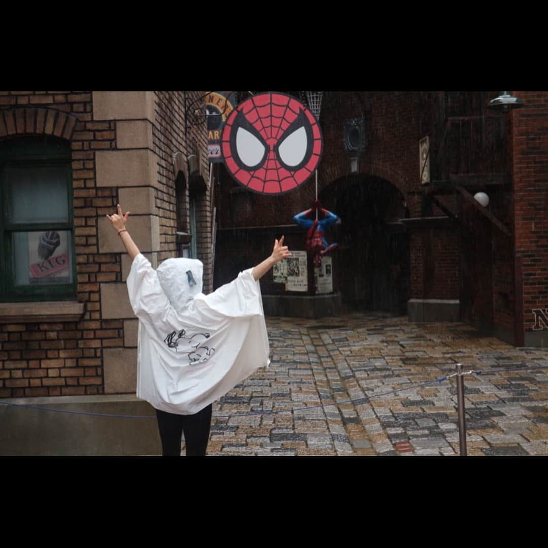 佐藤あり紗さんのインスタグラム写真 - (佐藤あり紗Instagram)「. . . USJ🕷🌎 大雨だった。 . スヌーピーになれた! 大好きなスヌーピーと一緒に 写真撮れた! セーラームーンの4Dも見れた! ハリーポッターのグミも食べれた! ミニオンのポップコーンも食べれた! 乗り物たくさん乗れて楽しかった! . #ユニバーサル #USJ . 誕生日にあいちゃんに プレゼントでもらった チケットで行ってきたよ🎫 ありがとう💓」8月1日 21時00分 - arisa_chu