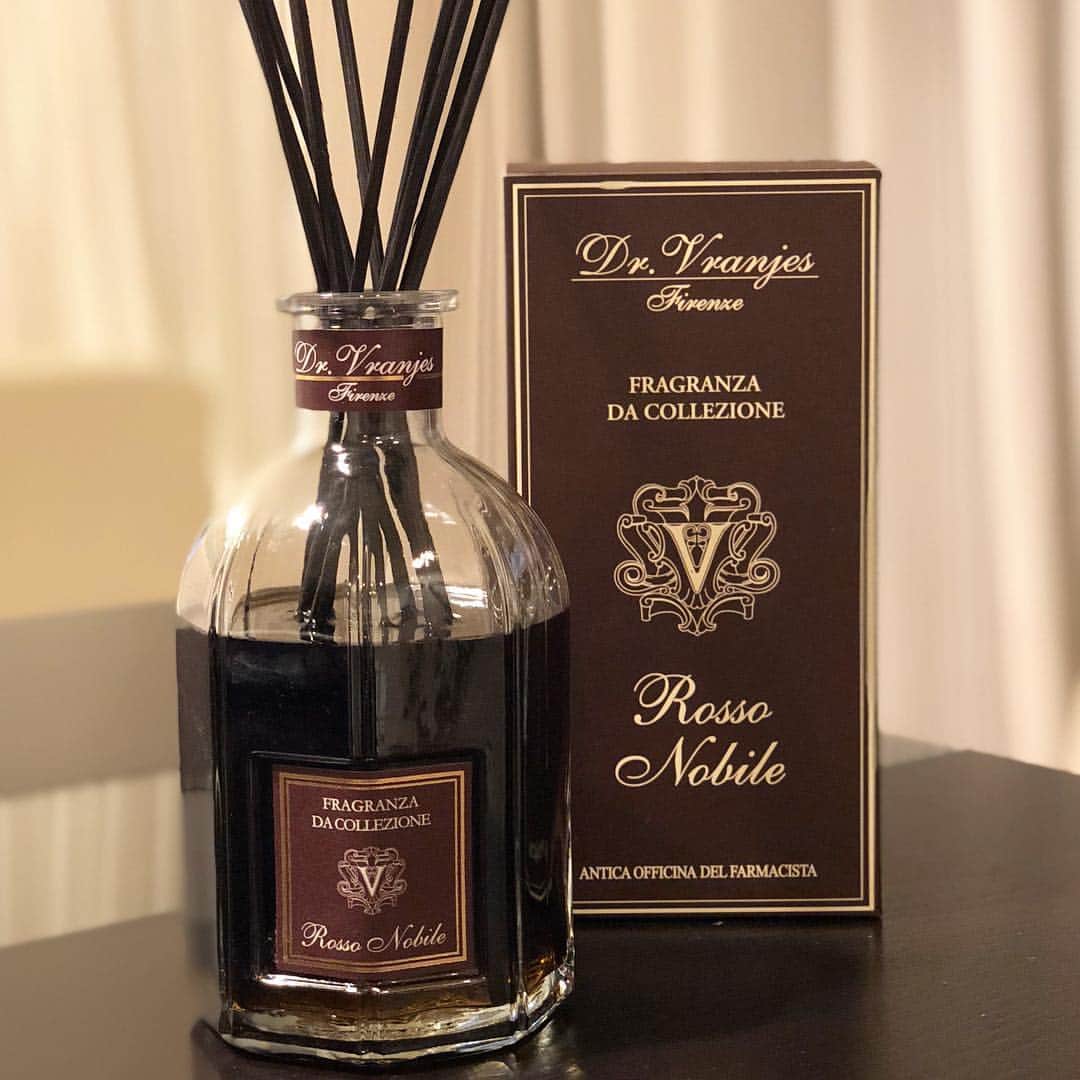 真飛聖さんのインスタグラム写真 - (真飛聖Instagram)「☺︎お気に入りの香り☺︎ 『Dr. Vranjes』の『ROSSO NOBILE』 もう何年もこの香りがお部屋を包んでくれています☺︎ モチーフは赤ワイン🍷 とても上品なこの香りがお気に入り♡ * 8月に入りましたね♪ 毎日暑いけれど、 『夏』楽しみたいなぁーーー🍉！！ #集合ーーーー #DrVranjes #ROSSONOBILE #みんなのお気に入りの香りはどんなかな #香りで気持ちも上がるよね #だから頑張った自分へのご褒美に買うのだ #真飛聖」8月1日 21時20分 - sei_matobu