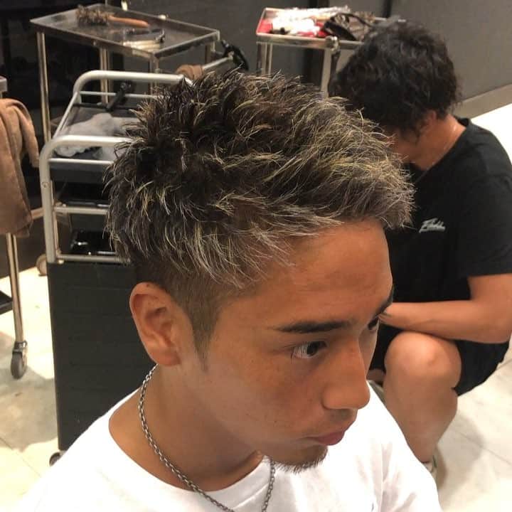 のインスタグラム：「. . .岡田タカヒロ。 . .New Style😎 . .ここまで短髪で、こんなにゴリゴリにハイライト入れるのは正直、苦行😭 . .クロやんに感謝。 . .うちのアシスタントはメンタル強目です😜 . .かっこよす。 . @ohana_201  @masashige0806」