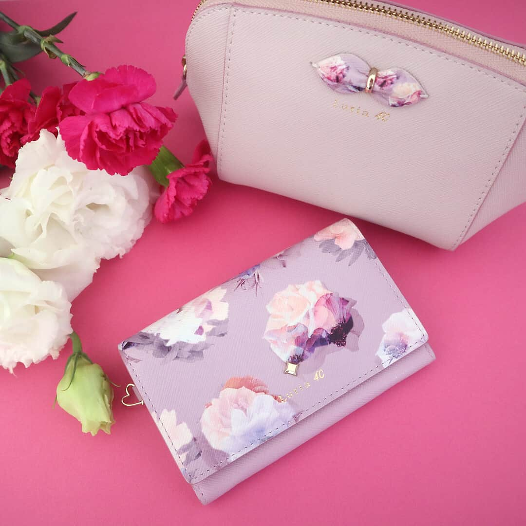 Luria4℃ / ルリアヨンドシーさんのインスタグラム写真 - (Luria4℃ / ルリアヨンドシーInstagram)「【 Flower wallet collection】 美しく、可憐に、彩る。 バッグの中身を華やかに♡  #luria4 #ルリアヨンドシー #財布 #wallet #小物 #mulchcase #フラワー #flower #ネイビー #navy #ピンク #pink #ポーチ #コスメポーチ #新作 #newarrival」8月1日 13時00分 - luria4_official