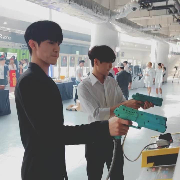 HALOのインスタグラム：「[#헤일로는_지금] 코리아 뮤직페스티벌 무대 대기중이예요~❤️」