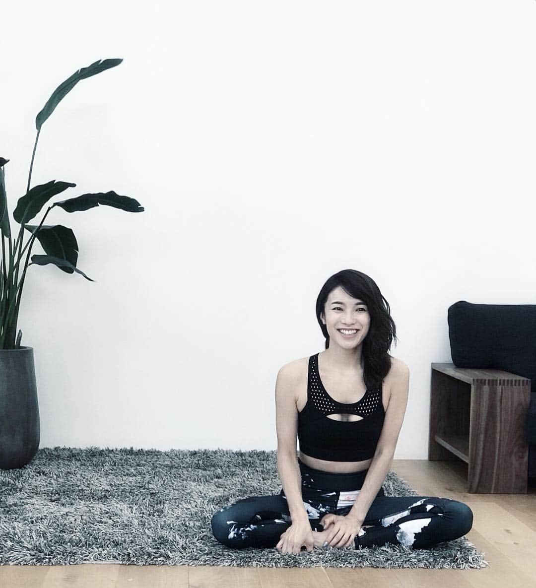 内山理名さんのインスタグラム写真 - (内山理名Instagram)「🖤💛 ・ BITEKI...YOGAのあれこれ。しゃべり過ぎました。YOGAのことになるとついついつい。少しでも お役に立てたら嬉しいな。 ・ ありがとうございました。次号です👀 ・ #yoga #biteki #mellowflow #lornajane #smile」8月1日 14時33分 - rinauchiyama_official