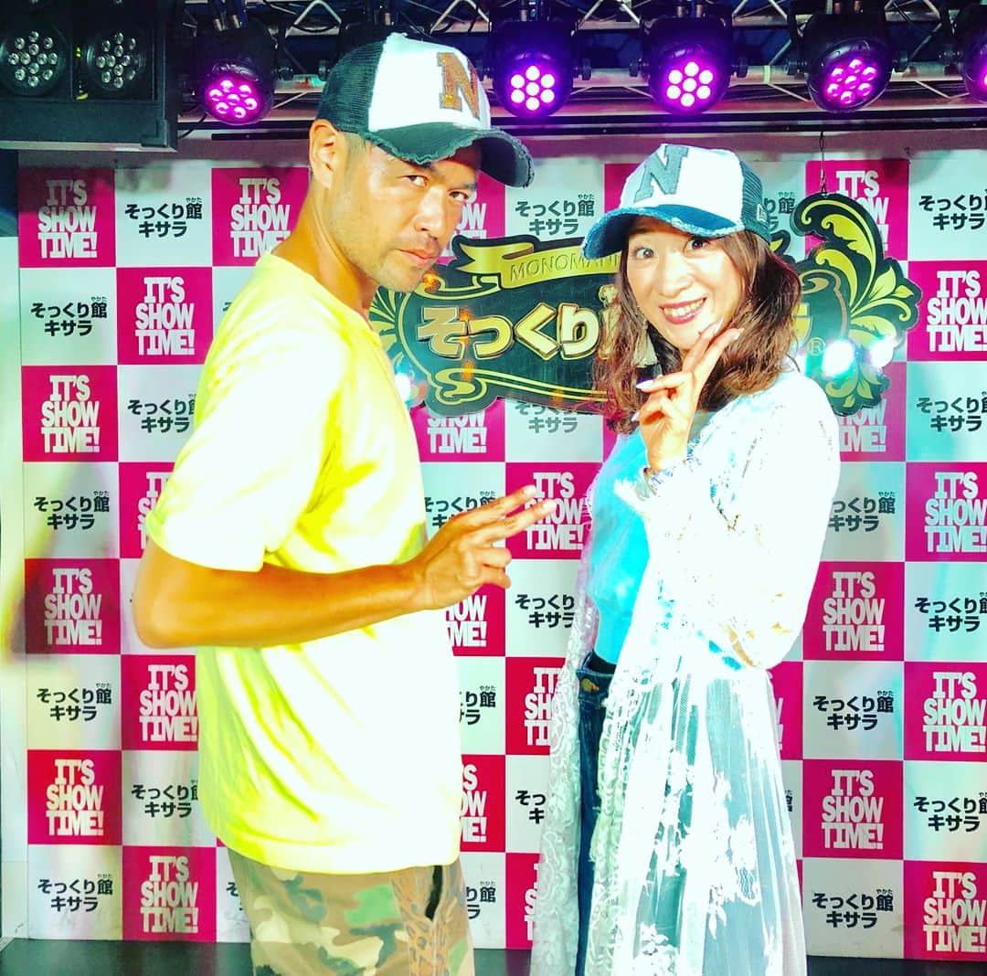 西尾夕紀さんのインスタグラム写真 - (西尾夕紀Instagram)「昨夜の新宿キサラ❣️ ニューエラーキャップ🧢 色違いでお揃だった説🤣💦 ニッチローさんの「N」 西尾の「N」  お互いNの魅力に惹かれ お互い最近ご購入〜🤣💦 って、折角だから 2ショット撮影…📸✨ こんなことあるんですねー😂  そして…。 ものまねショーの応援に 皆んなが駆けつけてくれたー❤️❤️❤️ #新宿キサラにて #ニューエラー #ものまね #ニッチロー さん  #福士あきみ さん #矢吹和之 さん  #矢吹和仁 さん」8月1日 14時51分 - yuki_nishio_