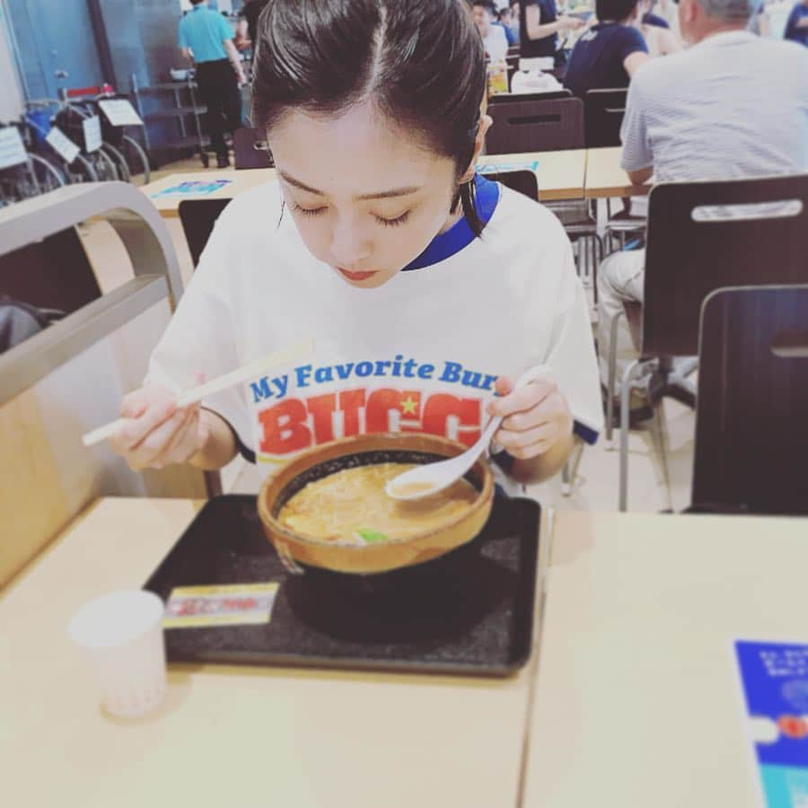 安達祐実さんのインスタグラム写真 - (安達祐実Instagram)「💙❤️💛 #ロケ帰りにSAで #味噌ラーメン #今日のTシャツは #tko木下 さん #プロデュースのブランド #bucca44」8月1日 15時39分 - _yumi_adachi