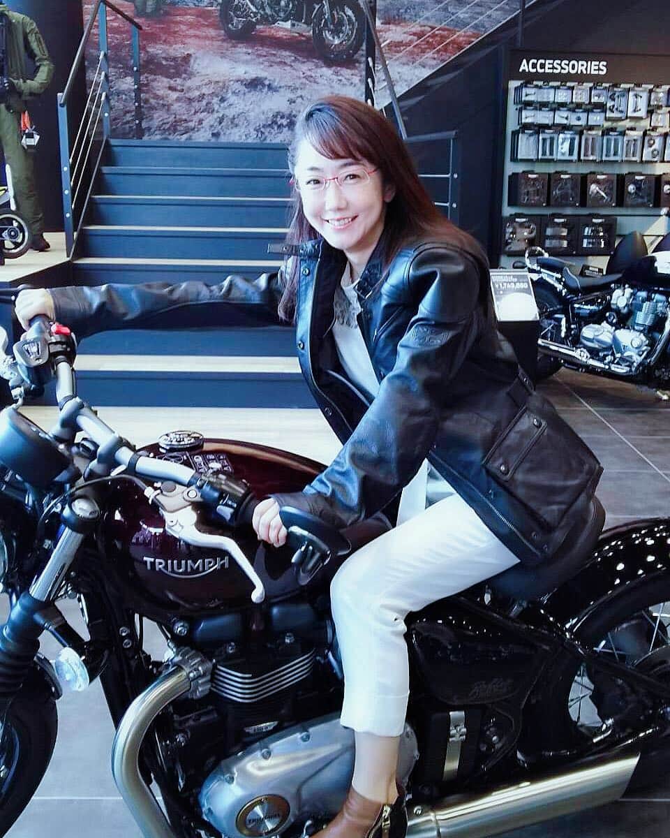 唐橋ユミさんのインスタグラム写真 - (唐橋ユミInstagram)「うひ。TRIUMPH 東京でバイクの良さを教えていただきました。」8月1日 15時54分 - yumikarahashi