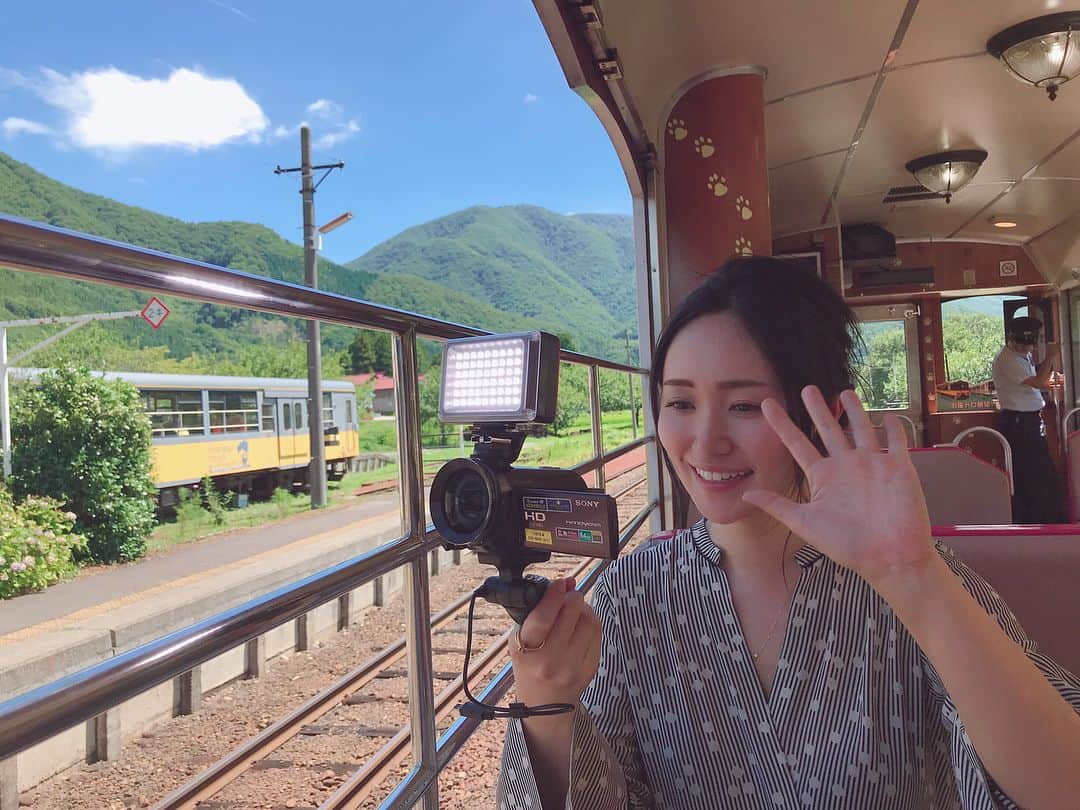 江守沙矢さんのインスタグラム写真 - (江守沙矢Instagram)「会津女子旅第二弾行ってきましたー！. . 今回はゆったり会津フリーパスを使って東武鉄道で鬼怒川温泉まで行って、会津鉄道に乗り換え 会津田島からお座トロ展望列車に乗ってきました！ 景色も綺麗でイベント感や夏休み感もあって楽しかった(๑¯◡¯๑) . . 今回使ったゆったり会津フリーパスは往復券で、鬼怒川温泉から先、乗り降り自由で４日間有効！温泉巡りも酒造巡りも、街並散策もなんでもできるよ . 意外とサクッといけちゃうのもよいね . . #東武鉄道 #会津鉄道 #お座トロ展望列車 #ゆったり会津フリーパス #会津田島 #aizu #会津 #会津若松 #女子旅 #電車ぶらり旅 #小旅行 #夏休み #観光 #電車旅 #江守沙矢 #鈴木咲 #景色最高 #インスタ映え #旅好き #旅好き女子 #フォトジェニック #フォトジェニ #フォトジェニトリップ #旅コーデ #平成最後の夏」8月1日 16時32分 - saya_emori