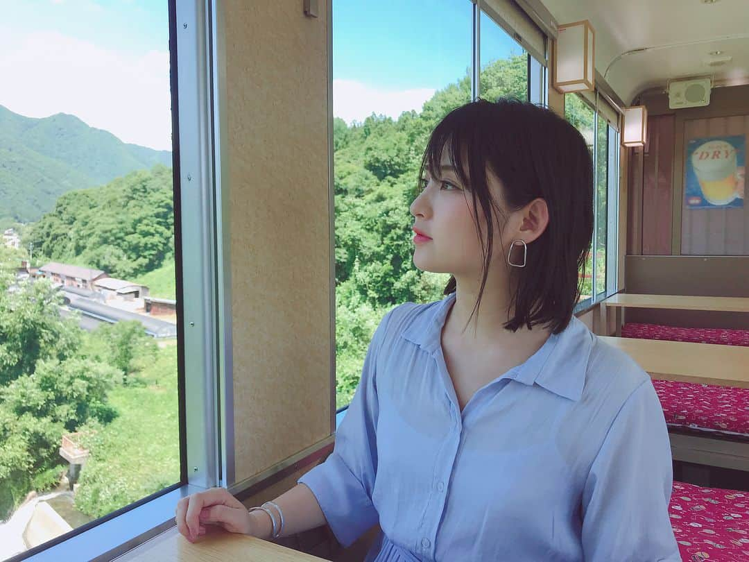 江守沙矢さんのインスタグラム写真 - (江守沙矢Instagram)「会津女子旅第二弾行ってきましたー！. . 今回はゆったり会津フリーパスを使って東武鉄道で鬼怒川温泉まで行って、会津鉄道に乗り換え 会津田島からお座トロ展望列車に乗ってきました！ 景色も綺麗でイベント感や夏休み感もあって楽しかった(๑¯◡¯๑) . . 今回使ったゆったり会津フリーパスは往復券で、鬼怒川温泉から先、乗り降り自由で４日間有効！温泉巡りも酒造巡りも、街並散策もなんでもできるよ . 意外とサクッといけちゃうのもよいね . . #東武鉄道 #会津鉄道 #お座トロ展望列車 #ゆったり会津フリーパス #会津田島 #aizu #会津 #会津若松 #女子旅 #電車ぶらり旅 #小旅行 #夏休み #観光 #電車旅 #江守沙矢 #鈴木咲 #景色最高 #インスタ映え #旅好き #旅好き女子 #フォトジェニック #フォトジェニ #フォトジェニトリップ #旅コーデ #平成最後の夏」8月1日 16時32分 - saya_emori