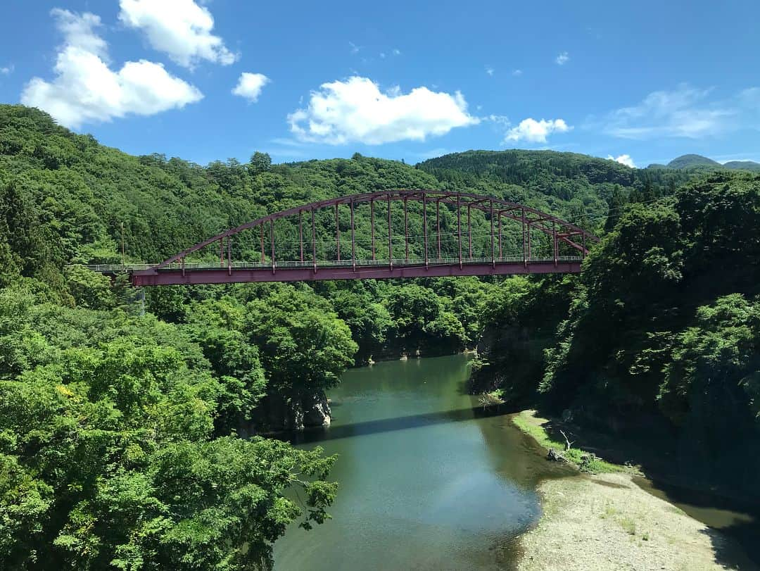 江守沙矢さんのインスタグラム写真 - (江守沙矢Instagram)「会津女子旅第二弾行ってきましたー！. . 今回はゆったり会津フリーパスを使って東武鉄道で鬼怒川温泉まで行って、会津鉄道に乗り換え 会津田島からお座トロ展望列車に乗ってきました！ 景色も綺麗でイベント感や夏休み感もあって楽しかった(๑¯◡¯๑) . . 今回使ったゆったり会津フリーパスは往復券で、鬼怒川温泉から先、乗り降り自由で４日間有効！温泉巡りも酒造巡りも、街並散策もなんでもできるよ . 意外とサクッといけちゃうのもよいね . . #東武鉄道 #会津鉄道 #お座トロ展望列車 #ゆったり会津フリーパス #会津田島 #aizu #会津 #会津若松 #女子旅 #電車ぶらり旅 #小旅行 #夏休み #観光 #電車旅 #江守沙矢 #鈴木咲 #景色最高 #インスタ映え #旅好き #旅好き女子 #フォトジェニック #フォトジェニ #フォトジェニトリップ #旅コーデ #平成最後の夏」8月1日 16時32分 - saya_emori