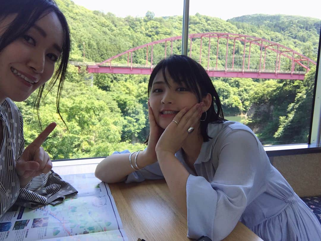 江守沙矢さんのインスタグラム写真 - (江守沙矢Instagram)「会津女子旅第二弾行ってきましたー！. . 今回はゆったり会津フリーパスを使って東武鉄道で鬼怒川温泉まで行って、会津鉄道に乗り換え 会津田島からお座トロ展望列車に乗ってきました！ 景色も綺麗でイベント感や夏休み感もあって楽しかった(๑¯◡¯๑) . . 今回使ったゆったり会津フリーパスは往復券で、鬼怒川温泉から先、乗り降り自由で４日間有効！温泉巡りも酒造巡りも、街並散策もなんでもできるよ . 意外とサクッといけちゃうのもよいね . . #東武鉄道 #会津鉄道 #お座トロ展望列車 #ゆったり会津フリーパス #会津田島 #aizu #会津 #会津若松 #女子旅 #電車ぶらり旅 #小旅行 #夏休み #観光 #電車旅 #江守沙矢 #鈴木咲 #景色最高 #インスタ映え #旅好き #旅好き女子 #フォトジェニック #フォトジェニ #フォトジェニトリップ #旅コーデ #平成最後の夏」8月1日 16時32分 - saya_emori