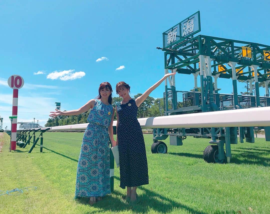 小澤陽子さんのインスタグラム写真 - (小澤陽子Instagram)「at work☻  先週から、６週間 新潟です😍✨ この日の気温はなんと…39.3度。。🌞 . . 開幕週は、大好きなレース: アイビスサマーダッシュ。 番組のオープニングを、光栄なことに、この『スタート地点』からお届けしました🌟 . .  #おざよーの本日の人文字KEIBA🏇  #アイビスSD の、SD #THANKS to #祥子 さん #焦げるかと思うくらい暑かった… #冷たいお茶とおしぼり #スタッフさんの優しい心遣いʚ♥⃛ɞ #遠くにいる人とジェスチャーで会話する #元ジョッキー細江純子 さん #UMAJO #ウマジョ #週末はウマでしょ #みんなのKEIBA #KEIBA好きを広げたい🐴♪ #アイビスサマーダッシュ #誕生日が大好きなレース で嬉しい💛 #ダイメイプリンセス #久々に3連複的中🎯」8月1日 16時19分 - yoko.ozawa729