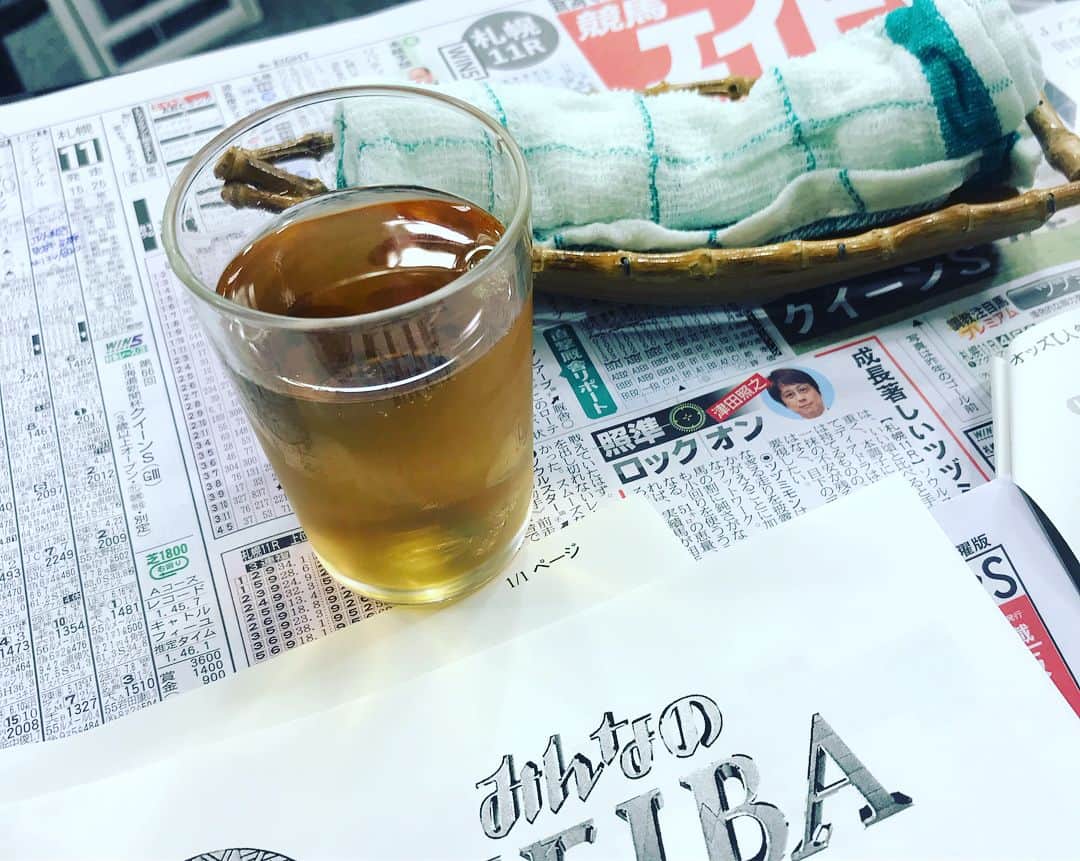 小澤陽子さんのインスタグラム写真 - (小澤陽子Instagram)「at work☻  先週から、６週間 新潟です😍✨ この日の気温はなんと…39.3度。。🌞 . . 開幕週は、大好きなレース: アイビスサマーダッシュ。 番組のオープニングを、光栄なことに、この『スタート地点』からお届けしました🌟 . .  #おざよーの本日の人文字KEIBA🏇  #アイビスSD の、SD #THANKS to #祥子 さん #焦げるかと思うくらい暑かった… #冷たいお茶とおしぼり #スタッフさんの優しい心遣いʚ♥⃛ɞ #遠くにいる人とジェスチャーで会話する #元ジョッキー細江純子 さん #UMAJO #ウマジョ #週末はウマでしょ #みんなのKEIBA #KEIBA好きを広げたい🐴♪ #アイビスサマーダッシュ #誕生日が大好きなレース で嬉しい💛 #ダイメイプリンセス #久々に3連複的中🎯」8月1日 16時19分 - yoko.ozawa729