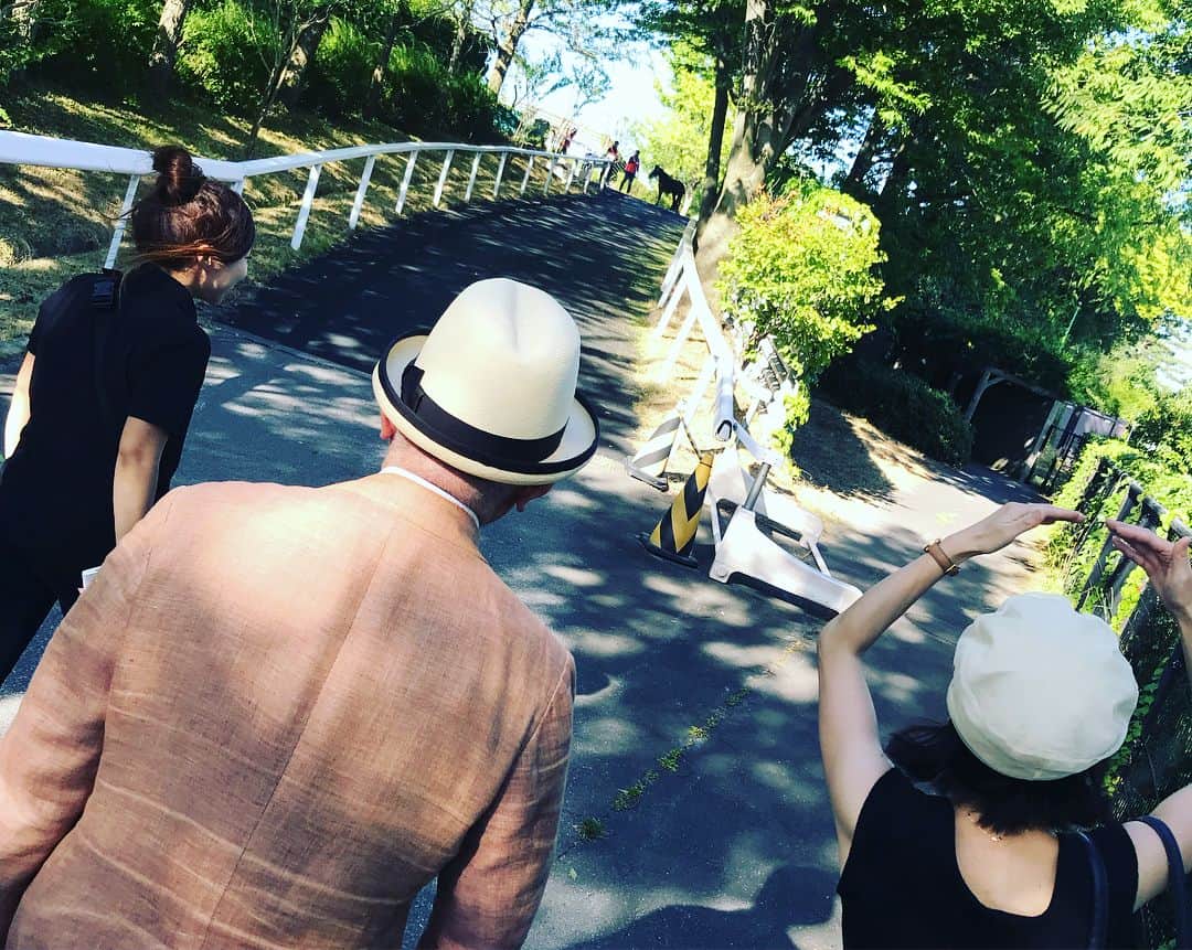 小澤陽子さんのインスタグラム写真 - (小澤陽子Instagram)「at work☻  先週から、６週間 新潟です😍✨ この日の気温はなんと…39.3度。。🌞 . . 開幕週は、大好きなレース: アイビスサマーダッシュ。 番組のオープニングを、光栄なことに、この『スタート地点』からお届けしました🌟 . .  #おざよーの本日の人文字KEIBA🏇  #アイビスSD の、SD #THANKS to #祥子 さん #焦げるかと思うくらい暑かった… #冷たいお茶とおしぼり #スタッフさんの優しい心遣いʚ♥⃛ɞ #遠くにいる人とジェスチャーで会話する #元ジョッキー細江純子 さん #UMAJO #ウマジョ #週末はウマでしょ #みんなのKEIBA #KEIBA好きを広げたい🐴♪ #アイビスサマーダッシュ #誕生日が大好きなレース で嬉しい💛 #ダイメイプリンセス #久々に3連複的中🎯」8月1日 16時19分 - yoko.ozawa729