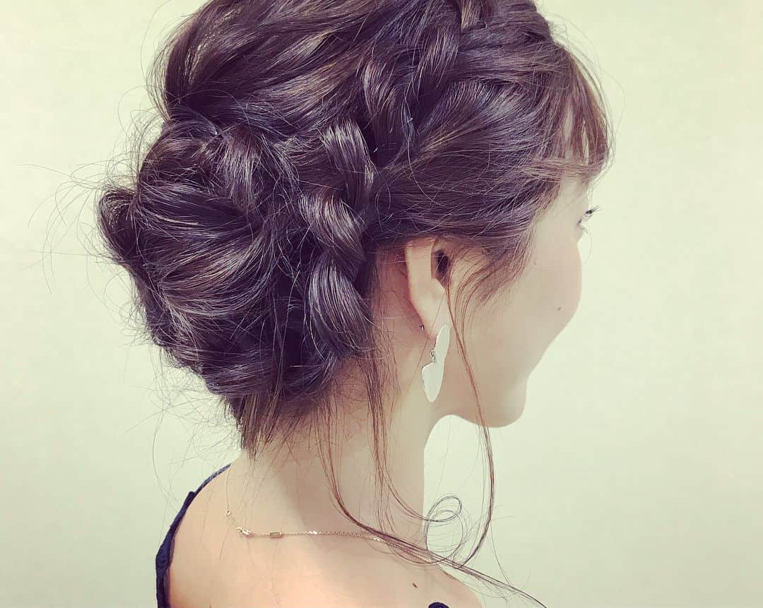 小澤陽子さんのインスタグラム写真 - (小澤陽子Instagram)「at work☻  先週から、６週間 新潟です😍✨ この日の気温はなんと…39.3度。。🌞 . . 開幕週は、大好きなレース: アイビスサマーダッシュ。 番組のオープニングを、光栄なことに、この『スタート地点』からお届けしました🌟 . .  #おざよーの本日の人文字KEIBA🏇  #アイビスSD の、SD #THANKS to #祥子 さん #焦げるかと思うくらい暑かった… #冷たいお茶とおしぼり #スタッフさんの優しい心遣いʚ♥⃛ɞ #遠くにいる人とジェスチャーで会話する #元ジョッキー細江純子 さん #UMAJO #ウマジョ #週末はウマでしょ #みんなのKEIBA #KEIBA好きを広げたい🐴♪ #アイビスサマーダッシュ #誕生日が大好きなレース で嬉しい💛 #ダイメイプリンセス #久々に3連複的中🎯」8月1日 16時19分 - yoko.ozawa729