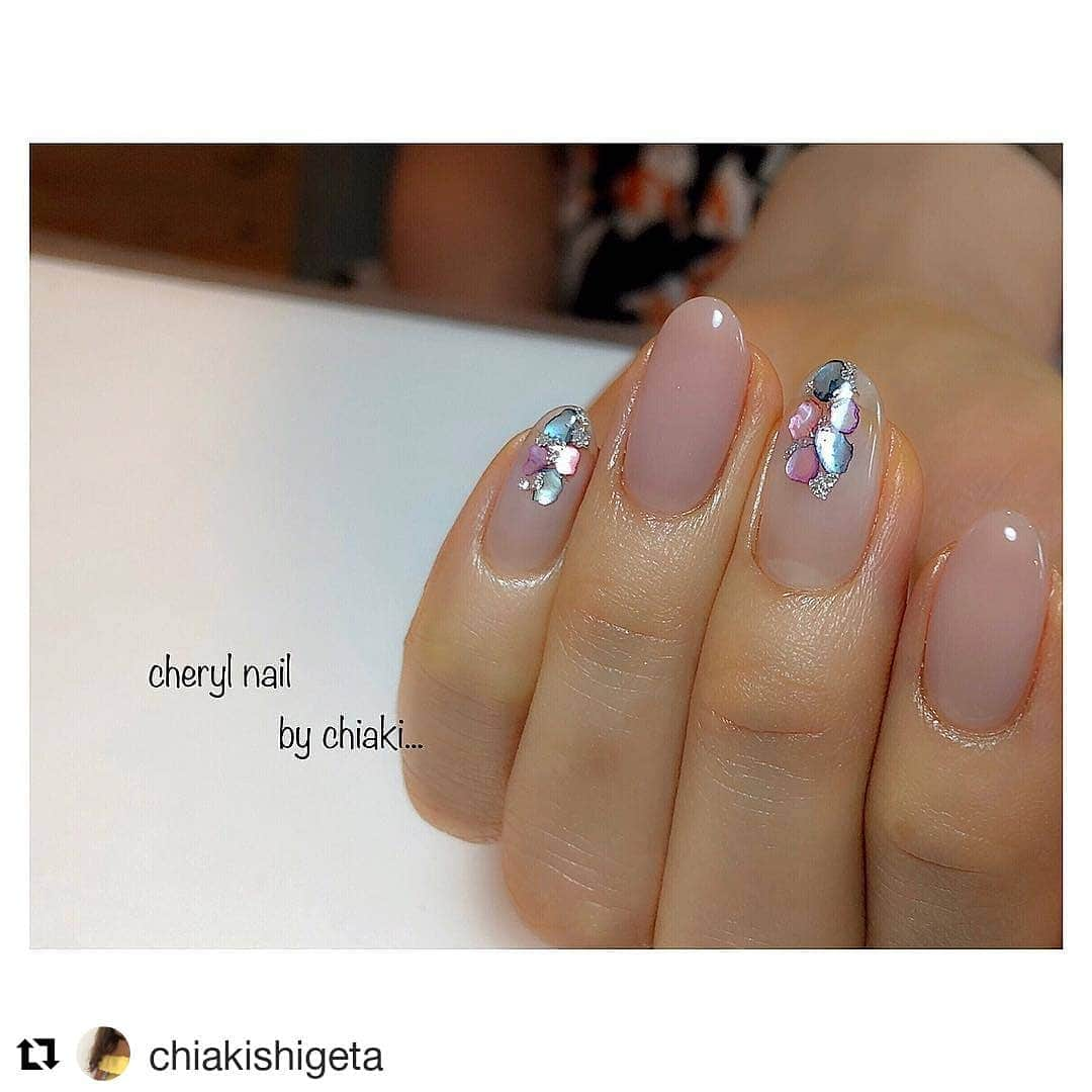 プティール（Putiel) さんのインスタグラム写真 - (プティール（Putiel) Instagram)「#Repost @chiakishigeta (@get_repost) ・・・ シェルストーンは 色味や形、 厚みを本気で選ぶから ・ いつもとっても散らかる..♡ ・ 本気すぎて お客様にくすくす笑われるのも もはや慣れっこ¨̮ ・ ・ putielでつくる #パーフェクトフォルム  #うるうる#うるプティ ・ ・ #cheryl#cherylnail#nail#nailart#beauty#spring#springnails#summer#summernails#putiel#プティール#プティールエバンジェリスト#ネイル#ネイルアート#ネイルデザイン#光療指甲#凝膠指甲#美甲#美甲店#美甲師蘇蘇#ノンサンディング#ノンサンディングputiel」8月1日 16時45分 - putielnail