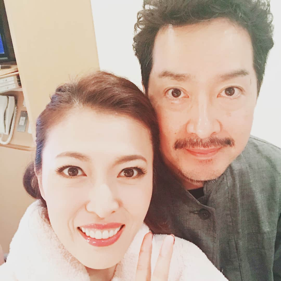 安蘭けいさんのインスタグラム写真 - (安蘭けいInstagram)「昨日はフレデリックとカールマグナスが観にきて下さいました🎶 ありがとうございました😊 あれから2ヶ月ですって。あっという間だわ〜😆 #レインマン #新国立劇場中劇場  #風間杜夫 さん #栗原英雄 さん #ダンディなお二人 #楽まであと3日だって #びっくらこいた」8月1日 17時17分 - toko_aran