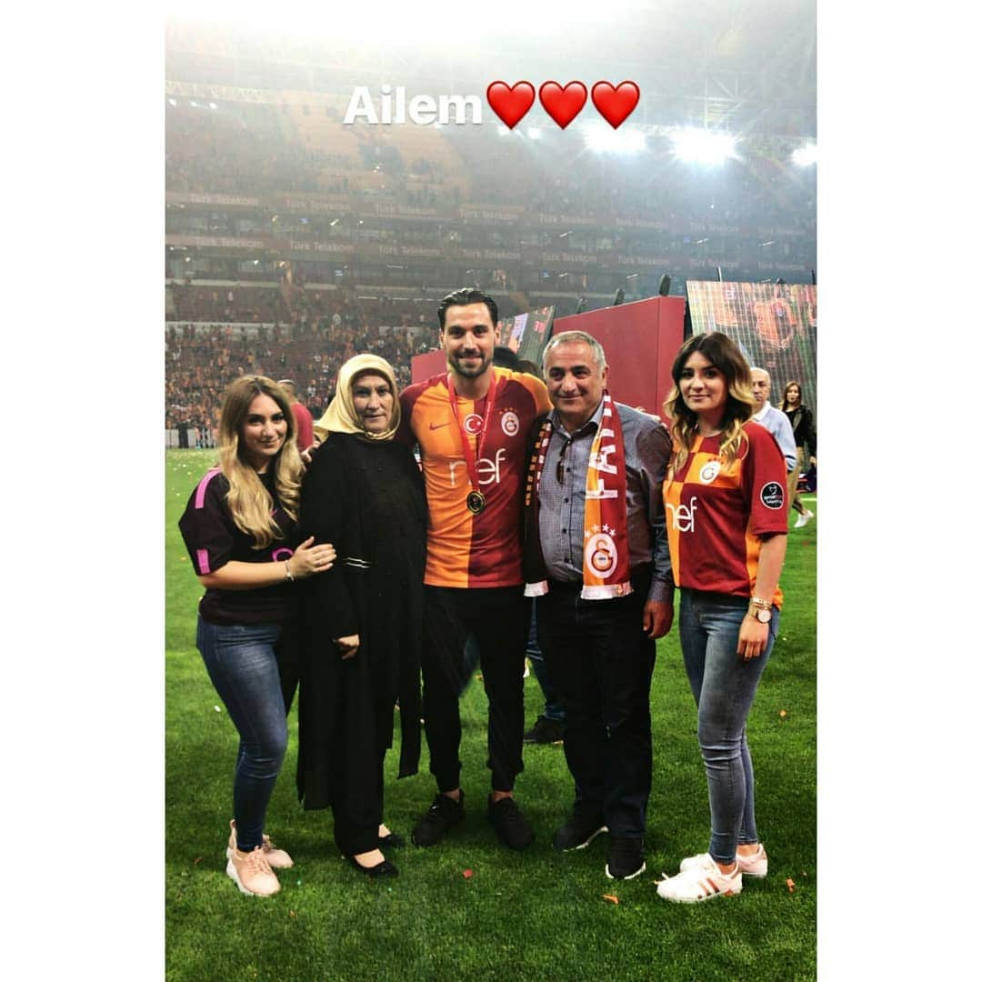 シナン・ギュミュシュのインスタグラム：「Aile💛❤ @sinanguemues #sinangümüş #tb」