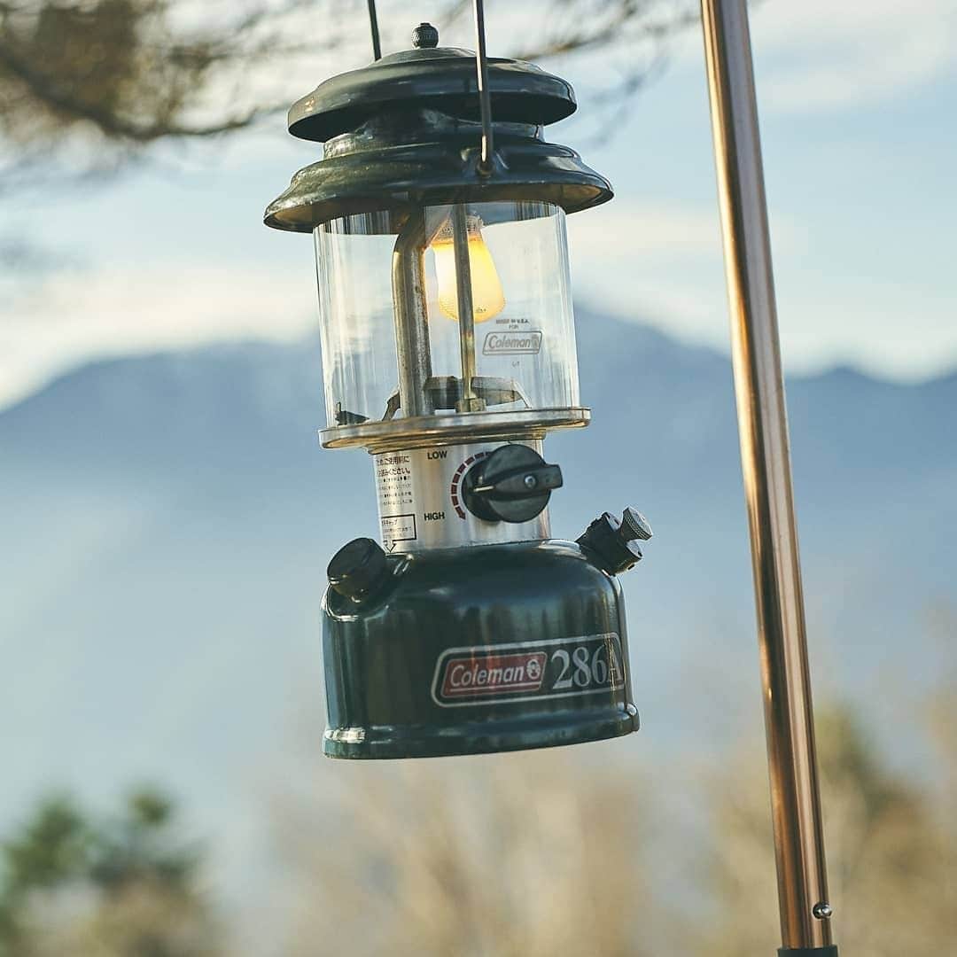 Coleman Japanのインスタグラム：「. #灯そうColeman #灯そうコールマン #灯そう #Coleman #コールマン #Lantern #ランタン #Gasolinelantern #ガソリンランタン #Onemantlelantern #ワンマントルランタン #Camp #キャンプ #Nightcamp #ナイトキャンプ #Outdoor #アウトドア」