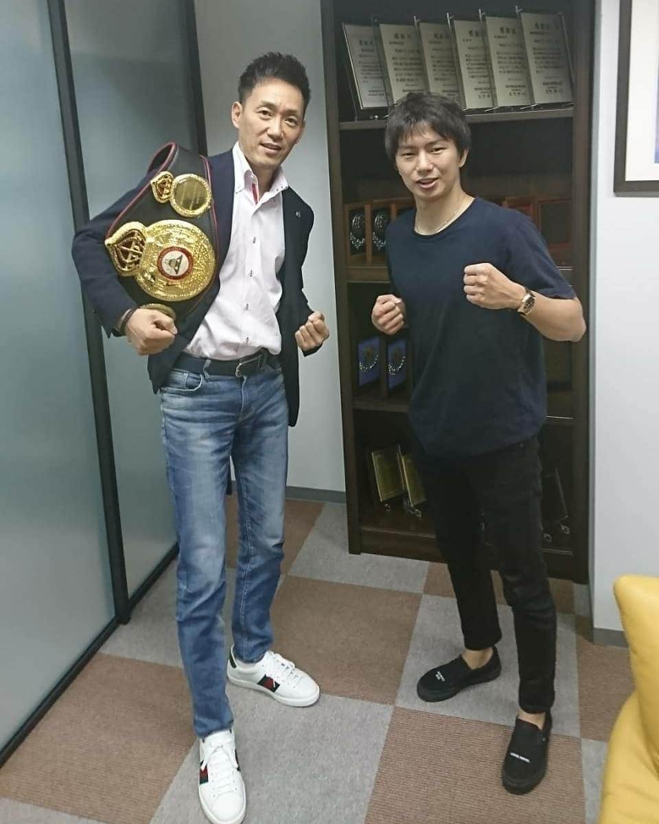 田口良一のインスタグラム：「お世話になっているテレマーカー様に遊びに来ました！ 会社全体の雰囲気が良くて経営するならこういう雰囲気を作って行きたいと凄く思いました！ 経営しないけど笑(経営しないんかい) 齊藤社長いつもありがとうございます！ #齊藤社長 #テレマーカー #会社 #忙しそう #V2」