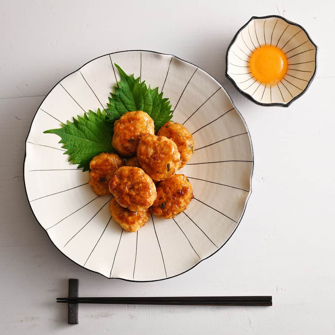 Komerco-コメルコ-さんのインスタグラム写真 - (Komerco-コメルコ-Instagram)「. 奥田章(文五郎窯)さんの蓮華皿。 . 蓮の花がモチーフのうつわ。 深さがありお皿として鉢として両方の役割で使えます✨ . お料理を際立たせてくれる 手描きラインもポイントです✨ . 蓮華シリーズで揃えて食卓を 作ってみるのも良いですよね✨ . 奥田章(文五郎窯)さんは白と黒を基調にしたスタイリッシュで使いやすいデザインのお皿や器を制作されています。　@akiraokuda . ————————————— ◆料理が楽しくなるマルシェアプリ「Komerco - コメルコ - by cookpad」 . お買いものはiOS版Appをダウンロード📱 詳しくはプロフィールリンクから。 @komerco_official . ◆Instagramでは、出店クリエイターさんの作品を日々ご紹介中です。 いいね！と思ったら、フォローしてくださいね✨ ————————————— . #komerco #コメルコ #奥田章 #文五郎窯 #komercoキッチン #月見つくね #焼き鳥屋さん風 . ＊こちらの作品は、Komercoアプリで購入いただけます。アプリ内「さがす」から「奥田章」と検索してみてくださいね💡」8月1日 19時24分 - komerco_official