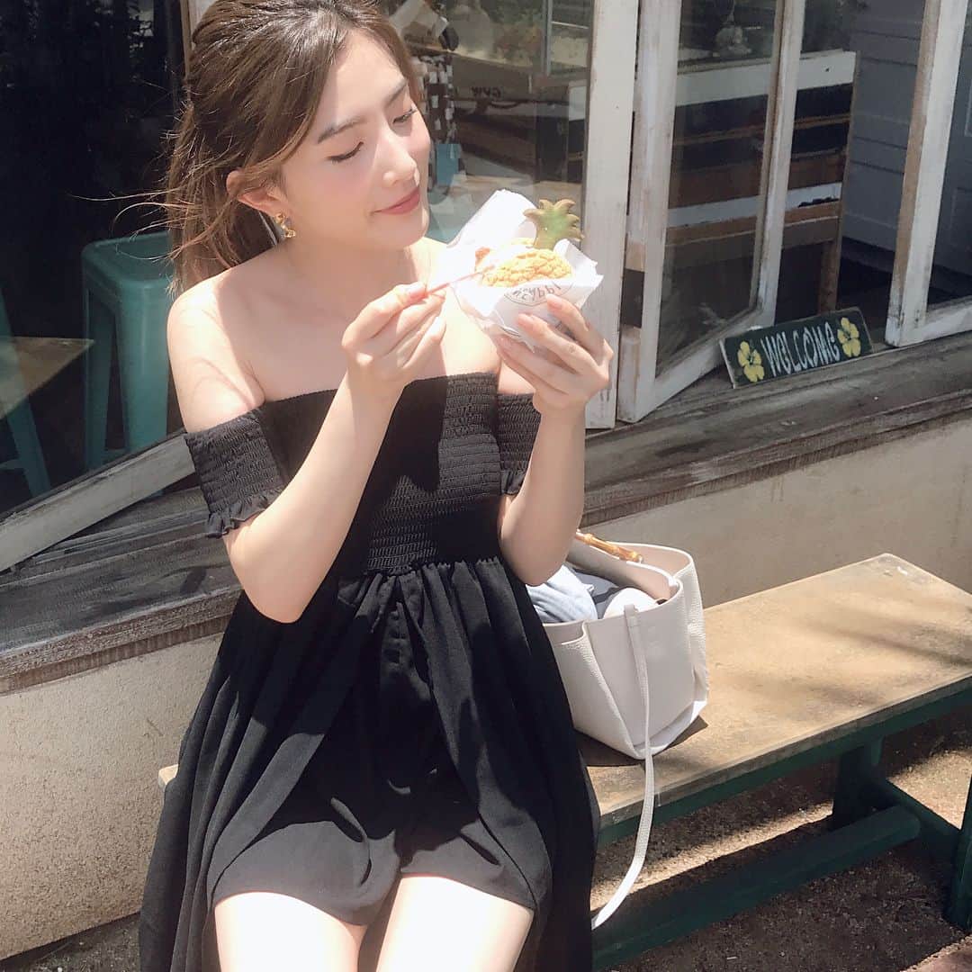 濱田あおいさんのインスタグラム写真 - (濱田あおいInstagram)「. . ハワイのこと全然post できてなくてごめんなさい😭❤️ ちょっとずついくので お付き合いお願いします💕💕 . 1日のコーデは @hamada_aoi_ に✨ 2日目は @to_the_sea_hawaii で 現地調達した黒のオフショルワンピ👗 2.3枚目見てもらうと分かる通り すこし変わった形で めっちゃ可愛かった😍✨✨ . そして気になってたアイス屋さんにも！ ワイキキにある #pineapplecounty に🍍 パイナップルの形のクッキーに アイスをサンド💕 クッキーの味もアイスの味も 選べて楽しいし美味しかった❤️ . もう明日帰るよーっ😭😭😭 あっという間！ . #あおいハワイ ↑結構ハワイ情報気になってる方 多そうだったので見やすくするために 始めてみました🌈 . #ハワイ#ホノルル#ワイキキ#tothesea#あおしふく#あおいアイス#ハワイスイーツ#ハワイアイス#パイナップルアイス#スイーツ#旅行#女子旅」8月1日 19時34分 - aoihamada