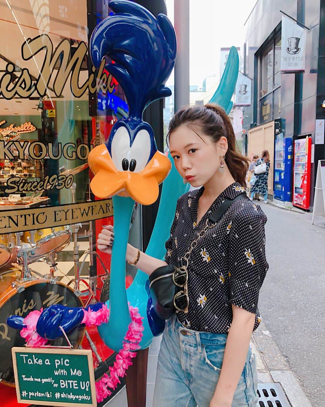 千田麻実のインスタグラム：「. .  Take a pic with Me ! 🦆🍭 .  この日の夜、熱中症疑惑でばたんきゅうだったので 今思えば疲れた顔してるなぁ、と、思います。(言い訳) .  #parismiki  #summerfair #50s_hawaii  #sunglasses」