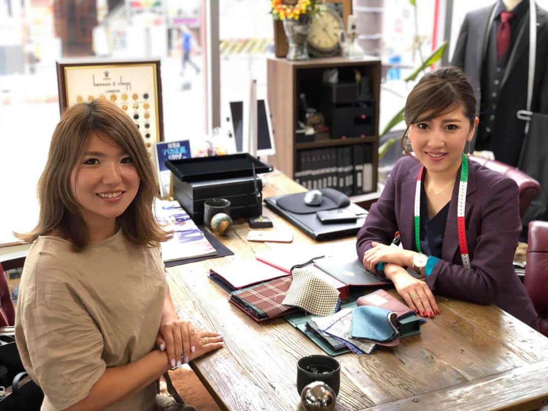 広野あさみのインスタグラム：「先日六本木にある @re.muse_ordersuits へオーダーメイドスーツを作ってきました^ ^ 最近テレビで紹介されていた 勝友美さんという素敵な女性社長とご縁がありました。  一人でこの会社を立ち上げた勝社長のカッコよさやスーツへの情熱に惹かれ 講演会やパーティー用の ''ヴィクトリースーツ''を作ることになりました^ ^  今までスーツは デザインやサイズにこだわったことがなく、''なんとなく''着ていました。 勝さんが作るスーツは 着るだけで なりたい自分になれる、変身スーツのようなスーツなのです。 デザインはたくさんある生地からなりたい自分をイメージして勝さんと選びました。 生地選びではもうワクワクが止まらなくて、出来上がるのが待ちきれません。  このスーツを着て出会う これからのご縁が楽しみです^_^  六本木の交差点からすぐなのでぜひ寄ってみてください★  ご縁を繋げてくださった @bodysign31 宮本さんありがとうございました^ ^  #六本木5丁目  #muse#Re.muse#オーダースーツ#東京オーダースーツ」
