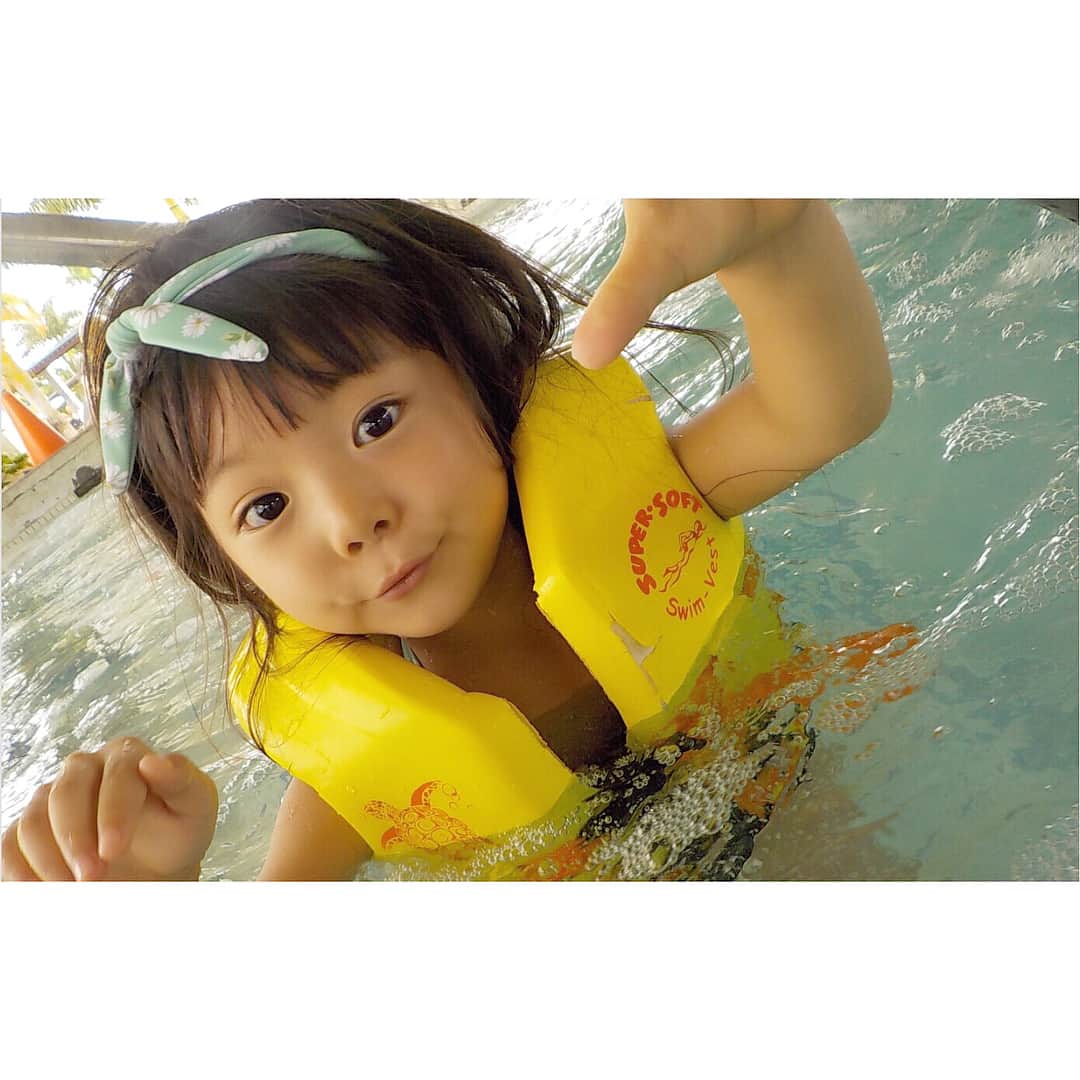 Yukiさんのインスタグラム写真 - (YukiInstagram)「８月もよろしくお願いします(o^^o)  たまには一人の写真も🤳💕 1枚目、水遊びがさらに好きになってくれて顔に水がかかっても嬉しそうでした🏖  楽しい時間はほんとにほんとにあっという間でしたが、家族旅行でリフレッシュできた分、夏休み残り1ヶ月も元気に過ごしていきたいです(o^^o)✨✨ 日焼け対策をよくご質問いただくのですが、ベビーアネッサ を朝一回塗る程度で、ビタミン🍋はたくさん摂るようにしてます😂  塗り直しを忘れちゃうのでさすがに今回の旅行はしっかり焼けました🏝  こんなに焼けたのははじめてだけど子供らしくていいかなーo^^o) 👙 ⇨ @urbancherry_  ラッシュガード ⇨ @bebe_by_day」8月1日 22時30分 - yukikuu96