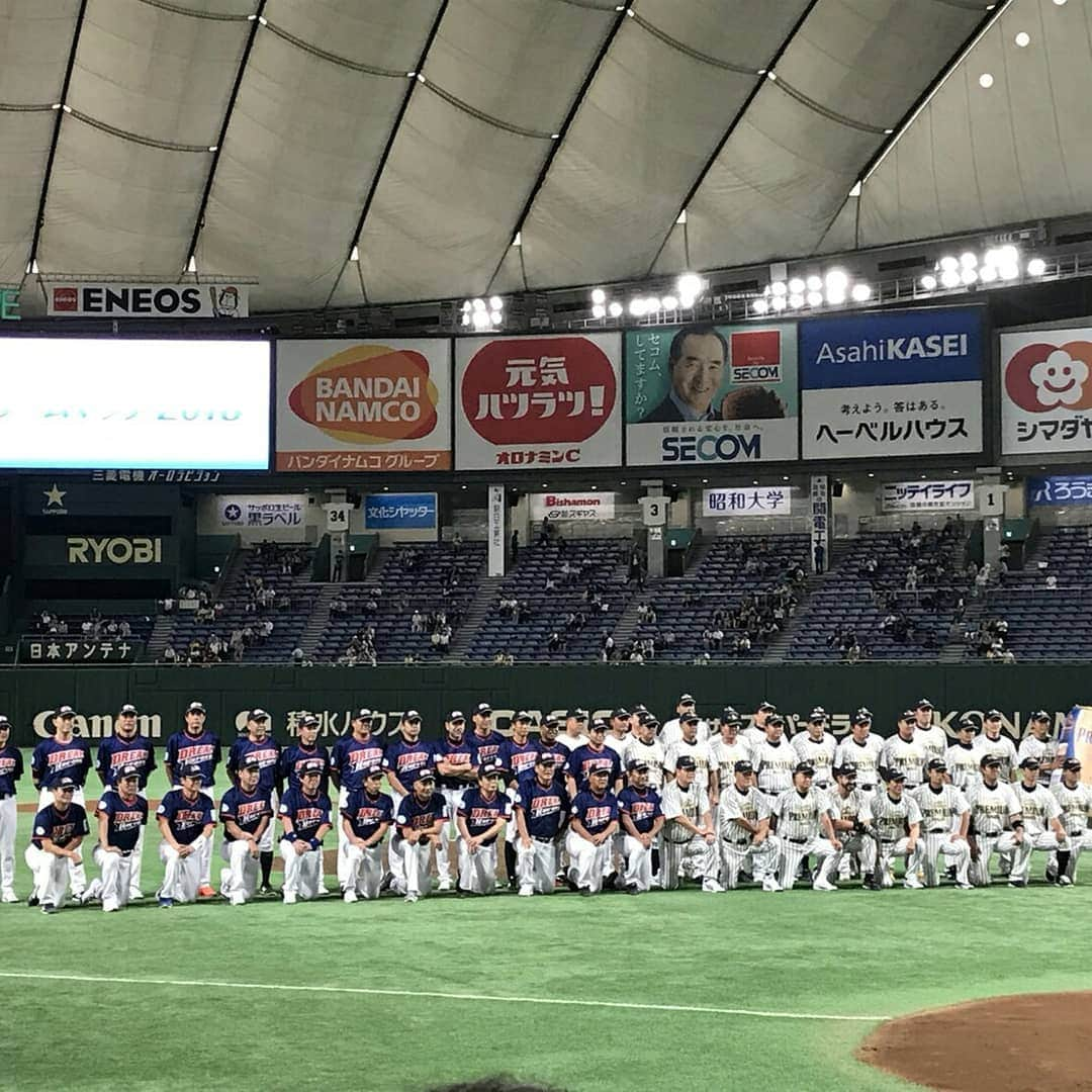 鉄平のインスタグラム：「今年もサントリードリームマッチに参加させていただきました❗  例年通り、そうそうたるメンバーの中１年ぶりの野球を一番ライト、フル出場で堪能しました！ 打てないわ、打球においつかないわで、やっぱり少しは練習していかないとなぁと思った2018でした！ ご来場&観戦してくださいました皆様ありがとうございました❗👍👍👍 #サントリードリームマッチ2018 #鉄平 #山崎武司 さん #岩村明憲 さん #強烈 #ホームラン #ピッカリ投法 #ザプレミアムモルツ」