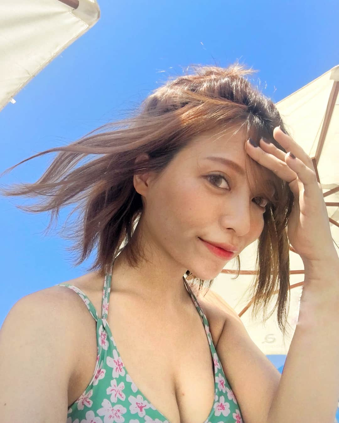 和希詩織さんのインスタグラム写真 - (和希詩織Instagram)「🏖🌞#yuigahama #avex #aopale #supplement #uv #beach #Bikini . . 今日は今年初の#由比ヶ浜 🏖🙆‍♀️ #水着コーデ 👙🌤 もちろん日焼け止め塗りたくった。笑笑 . . 飲む日焼け止めサプリの💊🏝 「AOPALE」の発表イベント💘 Nikiのトークイベントにお邪魔して来た🤘💕 2枚目の#Niki ちゃんのキラキラやべーっす‼️ . . AOPALE日焼け止めサプリがついに発売だよー🙆‍♀️💕 体に優しく研究されて作ったみたい❤️ . . ハワイでは日焼け止めクリームが一部発売禁止になるから🙅‍♀️ (サンゴが汚染されるのを防ぐ理由らしい)🙆‍♀️💕 . . 環境と身体に優しいサプリで パッケージもシンプルでオシャレで 部屋に飾りたくなるね(*´꒳`*)❤️ . . ✅ちなみにトークショーで先生が言ってたのは目から日焼けするからサングラス🕶は割と浸透した話だけど。。 実は頭皮の日焼けも体を黒く日焼けしてしまうらしい😨😨😨 わかりました‼️‼️私が焼ける理由。 みんな。帽子被ろう👒😤笑 とりあえず日焼け止めサプリ飲むわ💘 . . . . #PR#aopale#アオパレ#飲む日焼け止め#avexbeachparadise#海 @aopale_avex #海 #水着 #水着姿 #ビーチフォト #水着ギャル #韓国ファッション #オルチャンファッション #おだんごヘア #ヘアアレンジ #サロモ#日焼け#美肌ケア #浜辺」8月1日 23時08分 - kazukishiori