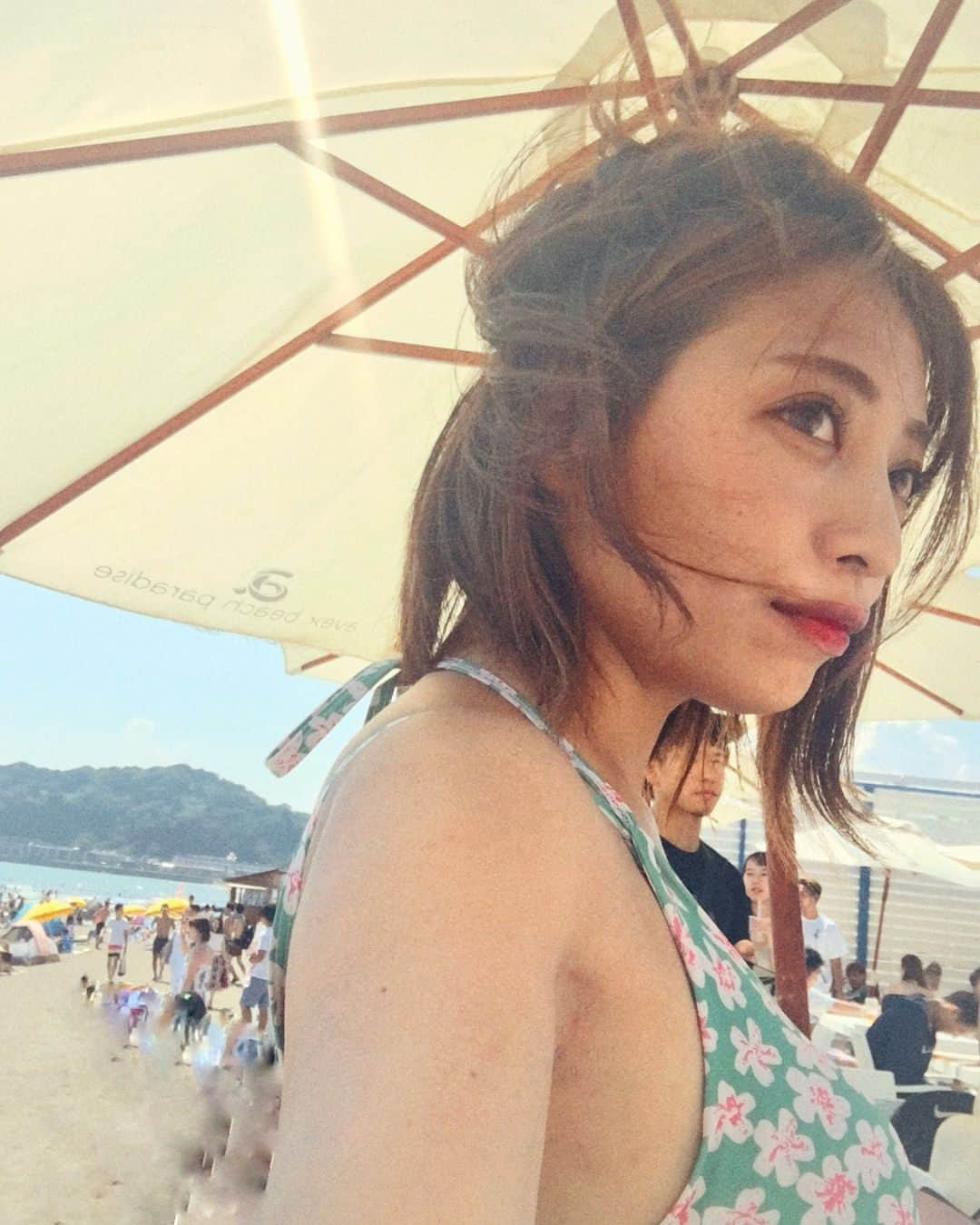 和希詩織さんのインスタグラム写真 - (和希詩織Instagram)「🏖🌞#yuigahama #avex #aopale #supplement #uv #beach #Bikini . . 今日は今年初の#由比ヶ浜 🏖🙆‍♀️ #水着コーデ 👙🌤 もちろん日焼け止め塗りたくった。笑笑 . . 飲む日焼け止めサプリの💊🏝 「AOPALE」の発表イベント💘 Nikiのトークイベントにお邪魔して来た🤘💕 2枚目の#Niki ちゃんのキラキラやべーっす‼️ . . AOPALE日焼け止めサプリがついに発売だよー🙆‍♀️💕 体に優しく研究されて作ったみたい❤️ . . ハワイでは日焼け止めクリームが一部発売禁止になるから🙅‍♀️ (サンゴが汚染されるのを防ぐ理由らしい)🙆‍♀️💕 . . 環境と身体に優しいサプリで パッケージもシンプルでオシャレで 部屋に飾りたくなるね(*´꒳`*)❤️ . . ✅ちなみにトークショーで先生が言ってたのは目から日焼けするからサングラス🕶は割と浸透した話だけど。。 実は頭皮の日焼けも体を黒く日焼けしてしまうらしい😨😨😨 わかりました‼️‼️私が焼ける理由。 みんな。帽子被ろう👒😤笑 とりあえず日焼け止めサプリ飲むわ💘 . . . . #PR#aopale#アオパレ#飲む日焼け止め#avexbeachparadise#海 @aopale_avex #海 #水着 #水着姿 #ビーチフォト #水着ギャル #韓国ファッション #オルチャンファッション #おだんごヘア #ヘアアレンジ #サロモ#日焼け#美肌ケア #浜辺」8月1日 23時08分 - kazukishiori