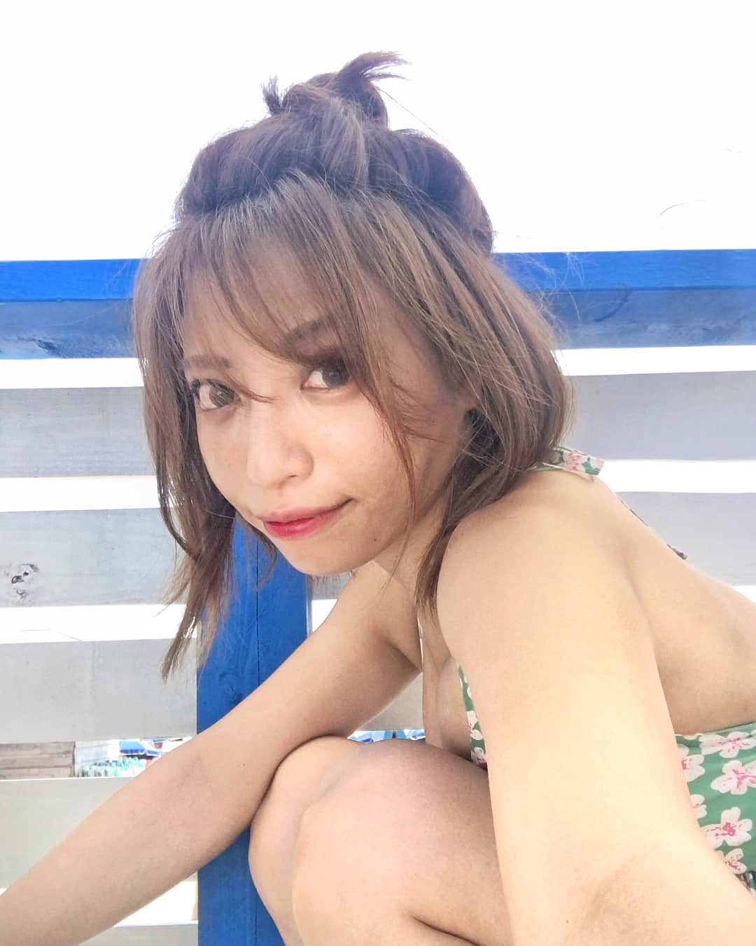 和希詩織さんのインスタグラム写真 - (和希詩織Instagram)「🏖🌞#yuigahama #avex #aopale #supplement #uv #beach #Bikini . . 今日は今年初の#由比ヶ浜 🏖🙆‍♀️ #水着コーデ 👙🌤 もちろん日焼け止め塗りたくった。笑笑 . . 飲む日焼け止めサプリの💊🏝 「AOPALE」の発表イベント💘 Nikiのトークイベントにお邪魔して来た🤘💕 2枚目の#Niki ちゃんのキラキラやべーっす‼️ . . AOPALE日焼け止めサプリがついに発売だよー🙆‍♀️💕 体に優しく研究されて作ったみたい❤️ . . ハワイでは日焼け止めクリームが一部発売禁止になるから🙅‍♀️ (サンゴが汚染されるのを防ぐ理由らしい)🙆‍♀️💕 . . 環境と身体に優しいサプリで パッケージもシンプルでオシャレで 部屋に飾りたくなるね(*´꒳`*)❤️ . . ✅ちなみにトークショーで先生が言ってたのは目から日焼けするからサングラス🕶は割と浸透した話だけど。。 実は頭皮の日焼けも体を黒く日焼けしてしまうらしい😨😨😨 わかりました‼️‼️私が焼ける理由。 みんな。帽子被ろう👒😤笑 とりあえず日焼け止めサプリ飲むわ💘 . . . . #PR#aopale#アオパレ#飲む日焼け止め#avexbeachparadise#海 @aopale_avex #海 #水着 #水着姿 #ビーチフォト #水着ギャル #韓国ファッション #オルチャンファッション #おだんごヘア #ヘアアレンジ #サロモ#日焼け#美肌ケア #浜辺」8月1日 23時08分 - kazukishiori