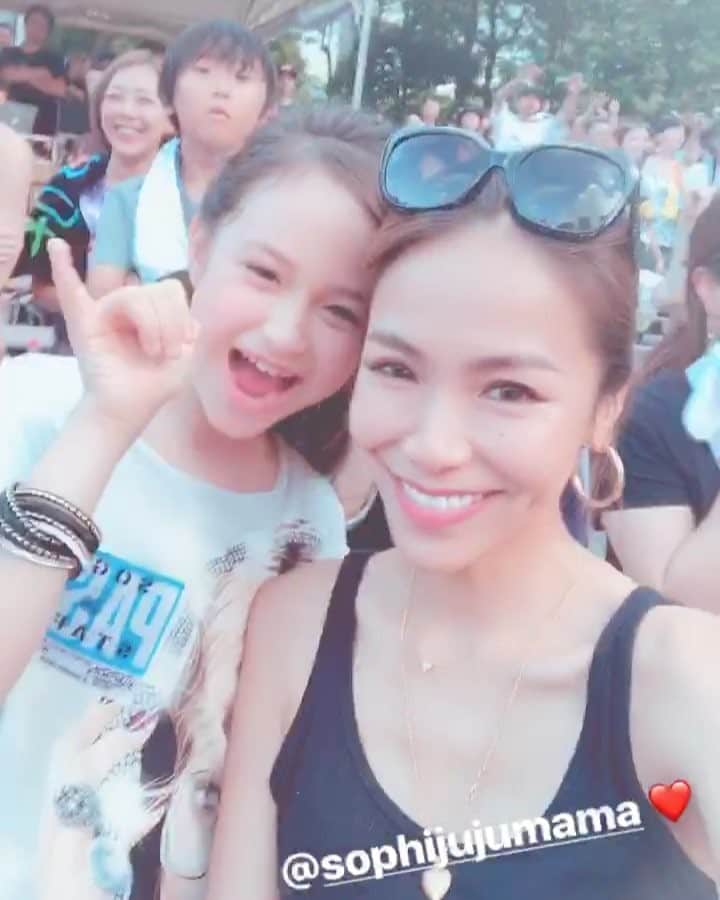 坂倉アコのインスタグラム：「Thank you @shen037 @microfromdeftech @deftech for another amazing show❤️🙏✨ Great music, vibrations and love, we all became one....so happy to witness the “Love, Peace and Harmony....🎶” Love you guys!! 7/29の日比谷野音のデフテックのライブ🎶 シェンの娘のしーちゃんのボーカル参加もあり、Auntie Akoとしては、胸がいっぱいなライブでした😊 Great job Ciela💓 New Albumの”Cloud 9“も夏にぴったりだし、めちゃくちゃかっこいい！ 個人的には“You Gotta”が大好き😘 やっぱりDef Techの音楽は2人のハーモニーも相変わらず心地良いし、老若男女問わず、みんなが楽しく踊れて笑顔になるし、最後はあったかい気持ちになれる❤️ Shenのキレキレのラップも更に磨きがかかっててかっこよかったよ😎  #deftech #tokyo #music #live #summer #2018 #family #love #funtime #funtimeproductions #yougotta #cloud9 #夏の思い出」