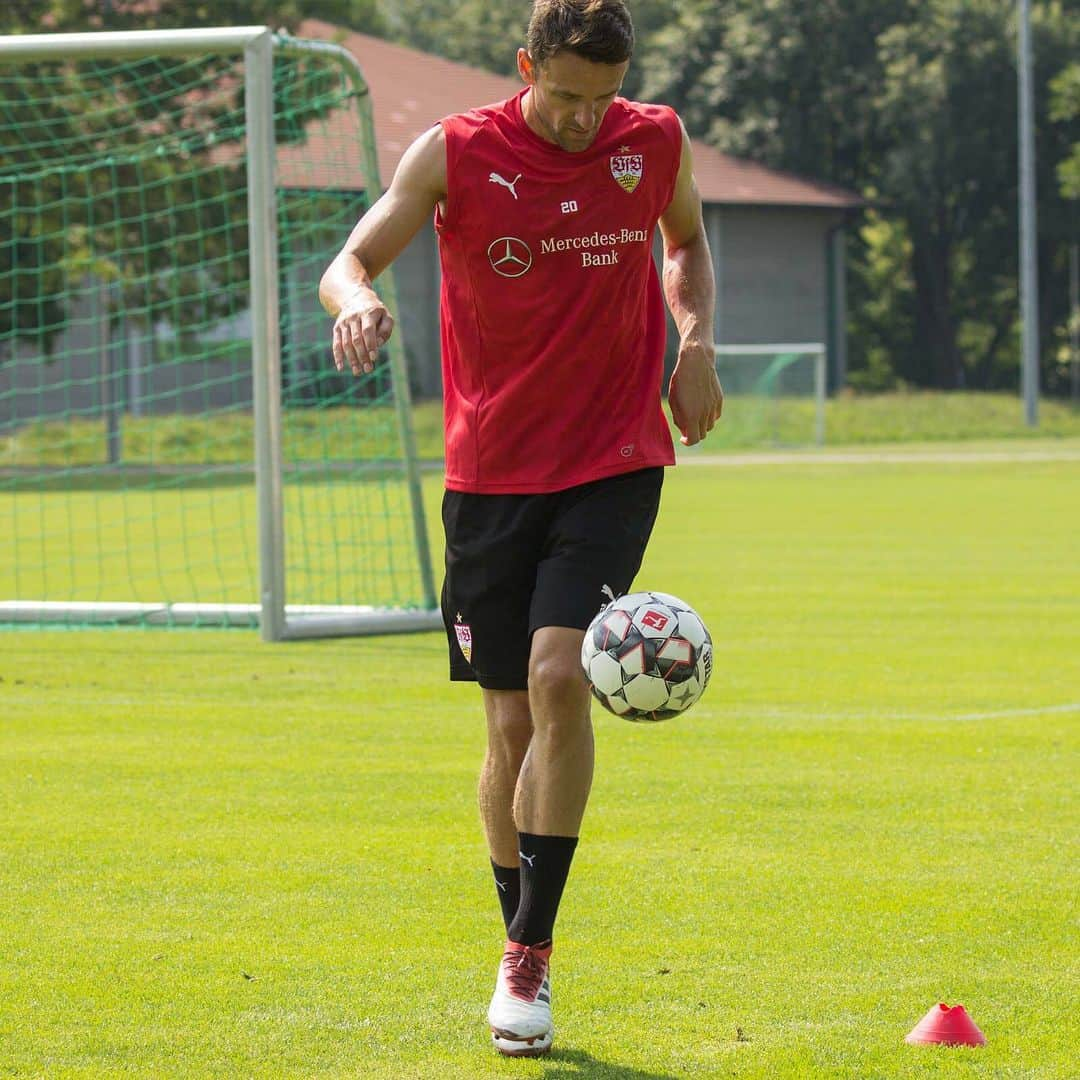 クリスティアン・ゲントナーのインスタグラム：「Endlich wieder am Ball!!! ⚽ @DeinTeam @vfb」