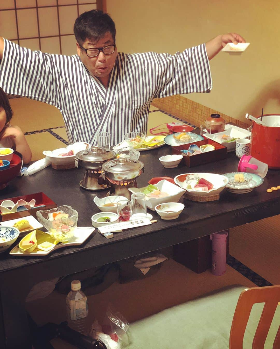 岩橋良昌さんのインスタグラム写真 - (岩橋良昌Instagram)「家族プチ旅行 #風情あり#料理#うまし#誕生日は#一緒に#過ごせないからと#旅館の人も#協力してくれて#サプライズで#前倒しで#祝ってくれた#嬉しくて#カバみたいな#顔なってる#おっさん#ただのおっさん#おっさん中のおっさん#手作り手紙#ブルートゥースイヤホン #旅行自体がプレゼントいうて#払ってくれた#感謝#子育てゴリラ#嫁感謝ゴリラ#家族#旅行#温泉#湯河原#スッキリワード#へそくりシェイビングドライバー」8月2日 1時11分 - maeeeeen1084