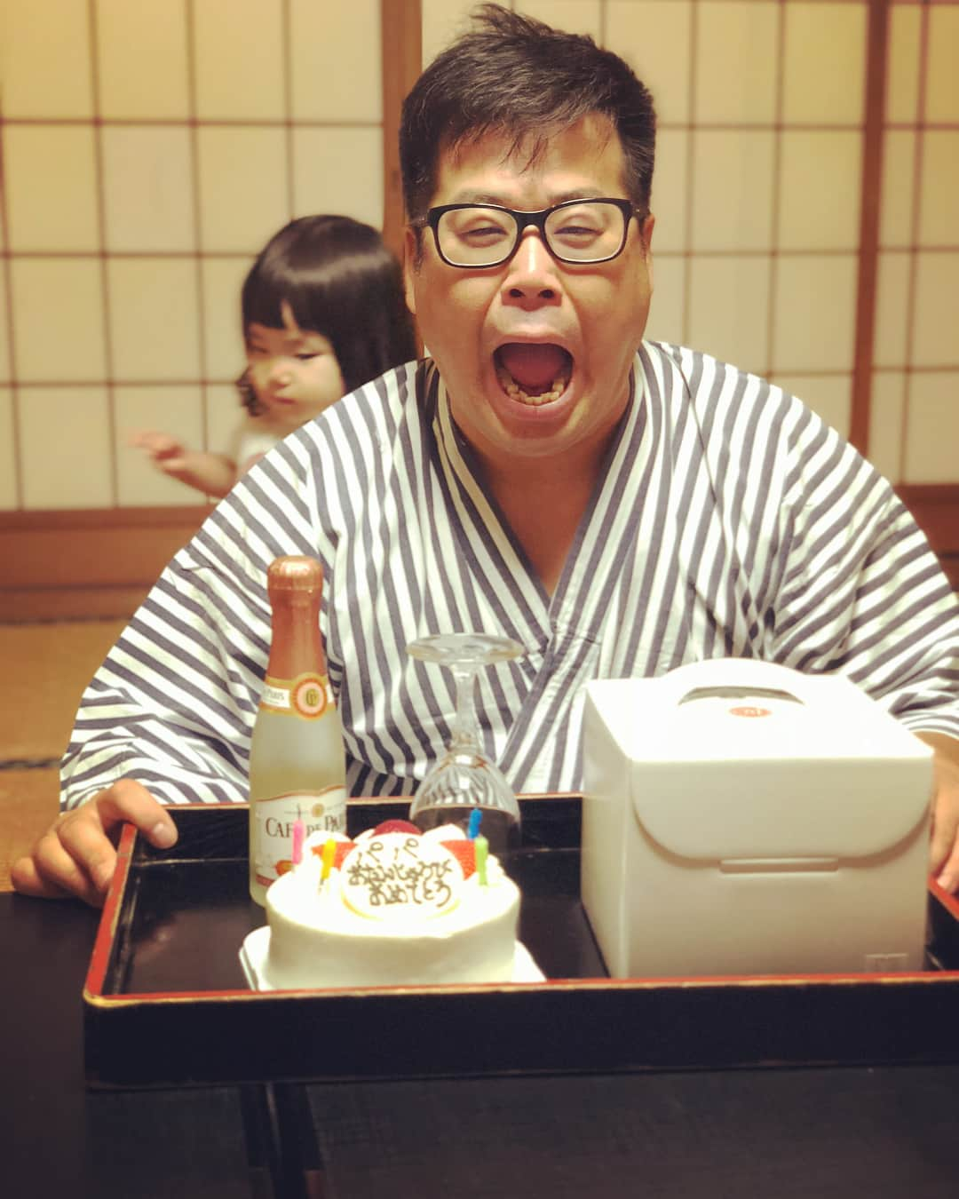 岩橋良昌さんのインスタグラム写真 - (岩橋良昌Instagram)「家族プチ旅行 #風情あり#料理#うまし#誕生日は#一緒に#過ごせないからと#旅館の人も#協力してくれて#サプライズで#前倒しで#祝ってくれた#嬉しくて#カバみたいな#顔なってる#おっさん#ただのおっさん#おっさん中のおっさん#手作り手紙#ブルートゥースイヤホン #旅行自体がプレゼントいうて#払ってくれた#感謝#子育てゴリラ#嫁感謝ゴリラ#家族#旅行#温泉#湯河原#スッキリワード#へそくりシェイビングドライバー」8月2日 1時11分 - maeeeeen1084