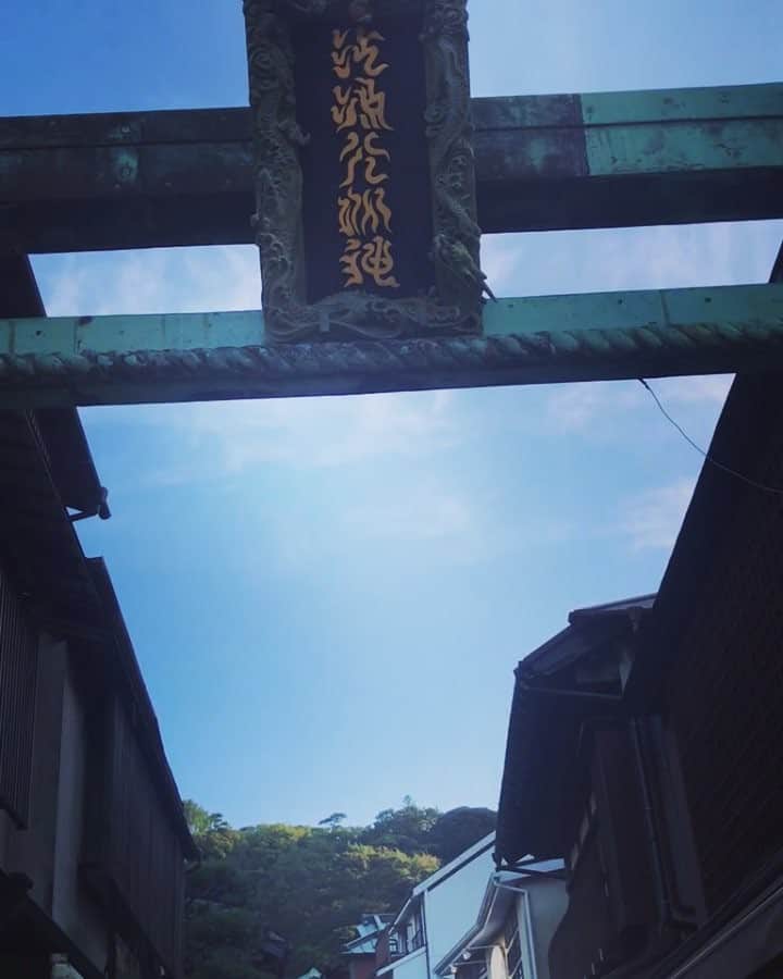 齋藤美波のインスタグラム：「✴︎ 江ノ島 動画ver. ・ 武玄も最後まで ほとんど1人で歩いたよ👏🏽 私は然抱っこしながら Up Downの激しい階段を ひたすら登り下りしたよ💪🏾 いい運動だった！笑 ただ、長ズボンで来たのは失敗。 汗はんぱなかったー笑 ・ とにかく 江ノ島 ありがとう。 ・ 次は洞窟探検行きたい♥️ ・ ・ #江の島#江ノ島#島#下町#昭和#夕陽#サンセット#湘南#ありがとう#海#だいすき #enoshima#sunset#thanks#happy#me#family#sunsetdate#love」