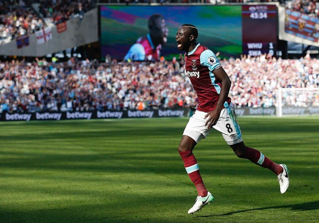 シェイフ・クヤテのインスタグラム：「With a grateful heart I share the feelings with you on this last day of my work today. Thank you West Ham United for helping me become a more experienced player.  Working with you for the last 4years was such a blessing. This is a club that inspired me a lot in so many ways. I have learned the real essence of working and hardship. Today, we separate to different paths but even though physically we depart, we are together in hearts. From the bottom of my heart, i want to say thank you to my teammates, to the staffs and a grateful regards to the fans. I really enjoyed working with you all. I hope you will achieve all your dreams as you go.  #Alhamdoulilaforeverything🙌🏿🙌🏿🙌🏿」