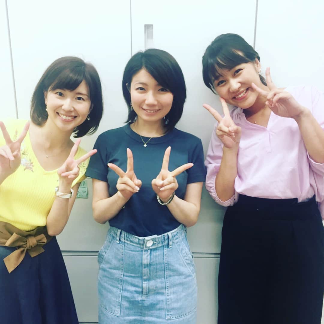 神谷文乃のインスタグラム：「帰岡の思い出♡ もちろんOHKも寄りましたよ♡  図々しいのはわかっておりますが、 まだ社員のごとく、 何時間も居座ってしまいました😎✨ 新人アナの 森夏美ちゃんにも会えた♡  そして我が妹達と♡  2枚目と3枚目は みなみのデスクに置いてあった謎のオブジェ。 バクがいるんですよーっていうけど、 未知の生物にしかみえない🦄  まぁ、わたしのバクもひどかったけどね🤤 4枚目はおまけ🦄 懐かしきわたしの代表作…♡笑  次は、我がお兄様達を載せます😎✨ #OHK#岡山放送#淵本恭子#矢野みなみ#神谷文乃#金バク！#芸術は人それぞれ#個性ともいう」