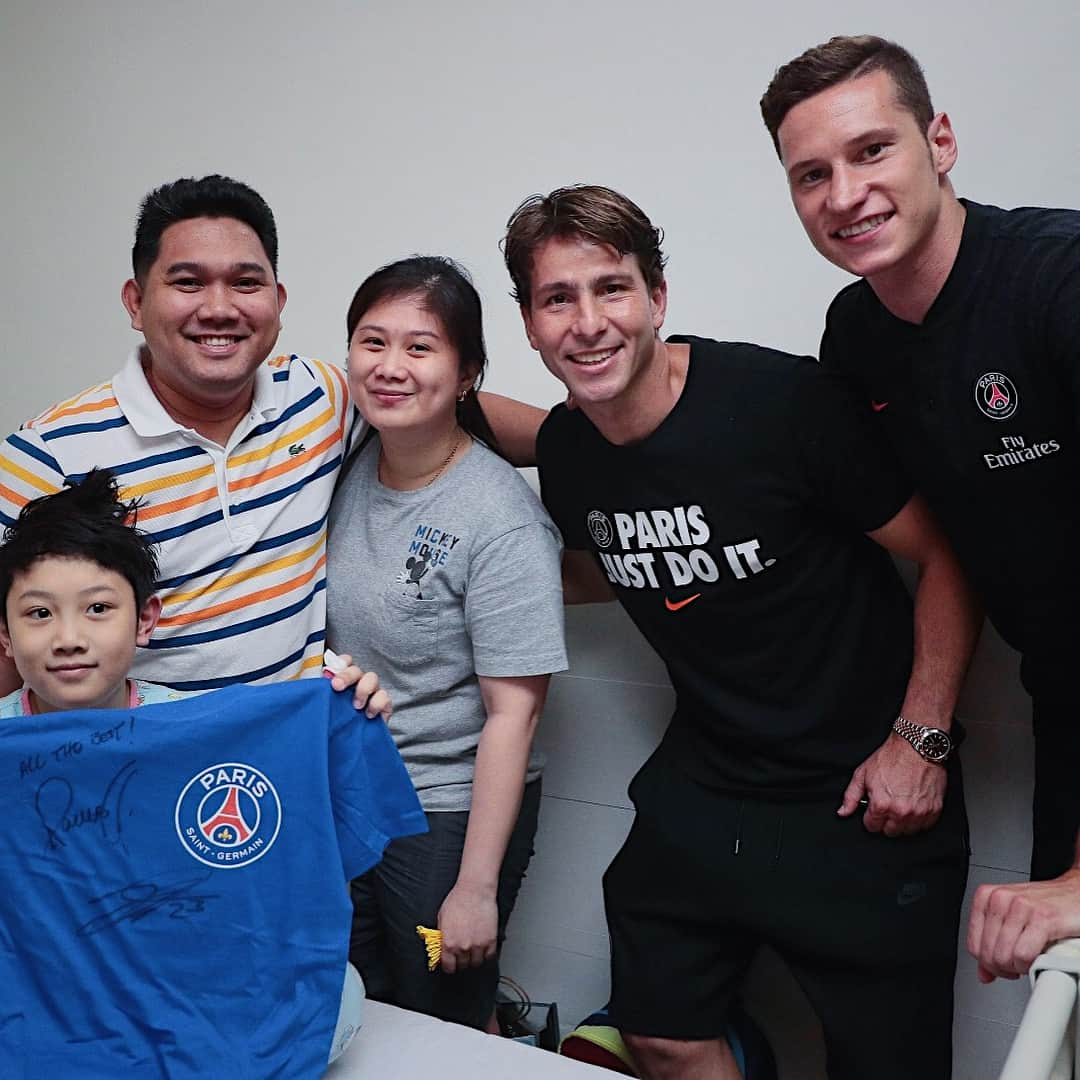 ユリアン・ドラクスラーさんのインスタグラム写真 - (ユリアン・ドラクスラーInstagram)「Notre journée au @nuhig, avec des jeunes et courageux patients et un staff en or! Merci #Singapour, on a passé de bons moments✌// Unser Tag im National University Hospital mit jungen, mutigen Patienten und großartigen Pflegern! Danke #Singapur, wir hatten eine super Zeit ✌️// Our day at @nuhig, with young brave patients and the great staff! Thank you #Singapore, we had a great time ✌️ . . . . . .  #icc2018 #psgasiatour #icicestparis #allezpsg #psg #paris #paname #jdx」8月2日 16時05分 - draxlerofficial