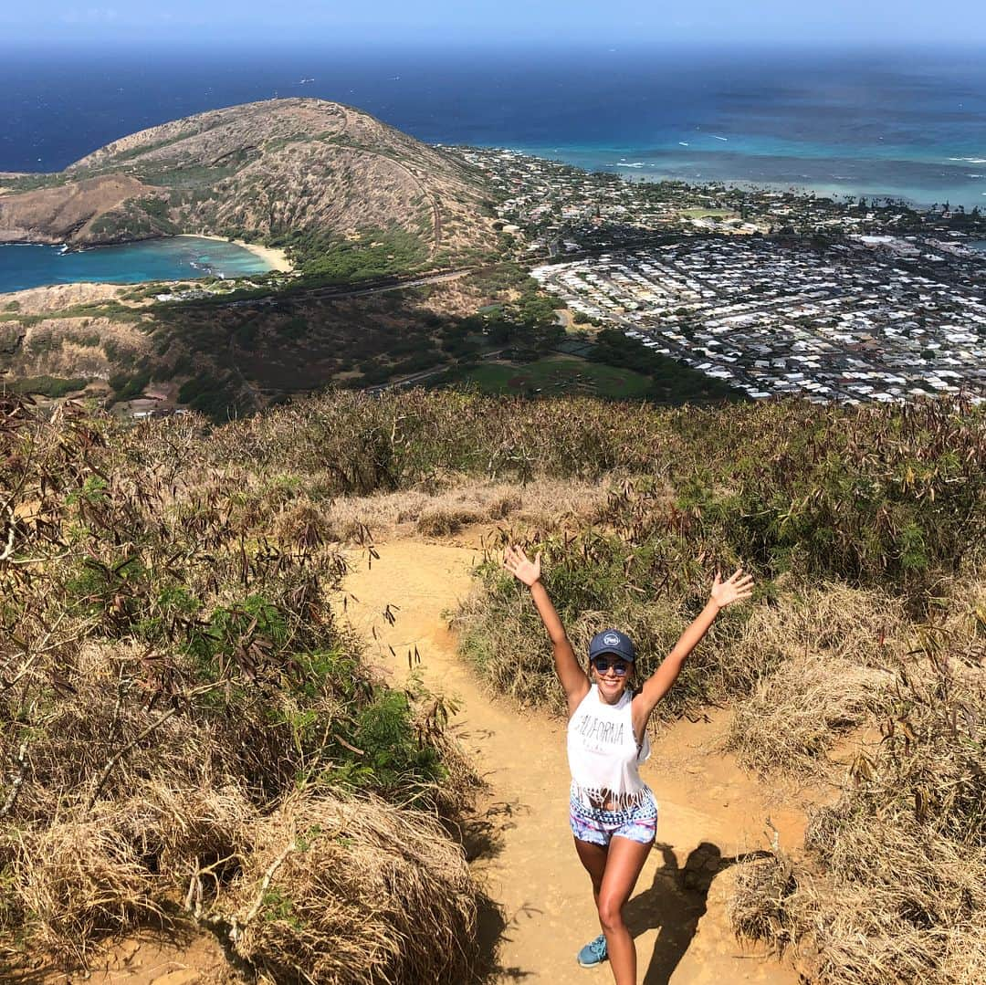 田中律子さんのインスタグラム写真 - (田中律子Instagram)「ココヘッド登ったどー✨🌈💪👟👣 途中から、這い上がりよじ登り、線路を歩いて足パンパン🤣全身汗だく💦でも頂上からの眺めは最高〜〜🤩 #kokohead  #山頂まで一直線 #けっこうキツイ  #一度は登るべし  #眺め最高  #hawaii」8月2日 8時49分 - ri2kotanaka