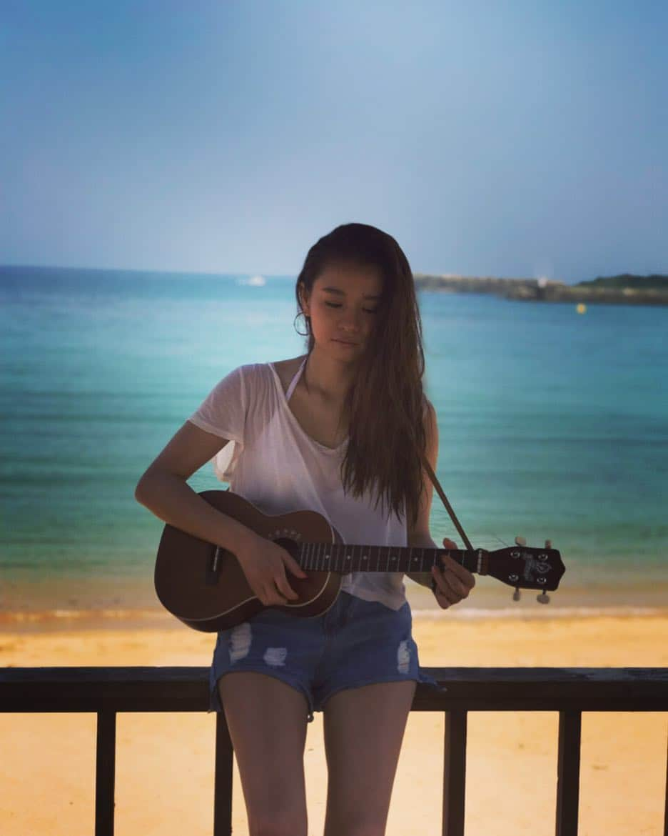 fumikaさんのインスタグラム写真 - (fumikaInstagram)「海行きたいなぁ🏖  #いつかのわてくし  #夏 #思い出2018  #ukulele #ウクレレ #今日は安定の木曜日」8月2日 10時15分 - fumikasingasong