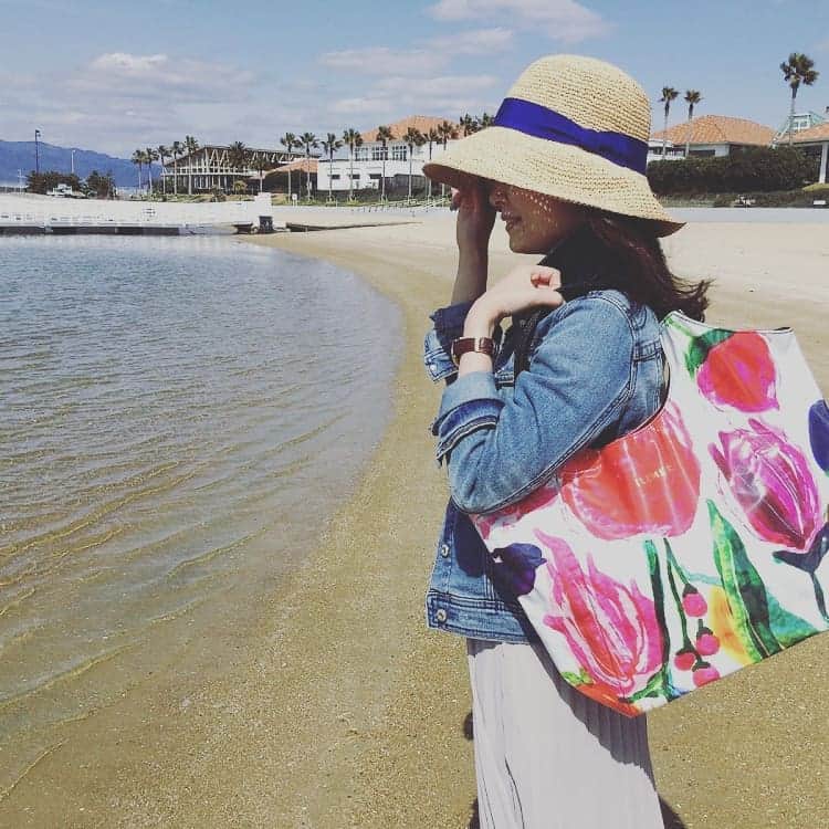 のインスタグラム：「海にもピッタリ⚓ ビニールバッグ🙌 * * * #イルメール#ilemer #バッグ#ビニールバッグ #サンフラワー#フラワー #アート#art #トートバッグ #ママバッグ #フォトジェニック #夏コーデ#ファッション #コーディネート #夏休み#大人カジュアル #カジュアルバッグ #スタジオアタオ #オンラインショップ 今月のポップアップショップ決定です❤️ 名古屋松坂屋へ参ります🐸 詳しくはのちほど…✨」