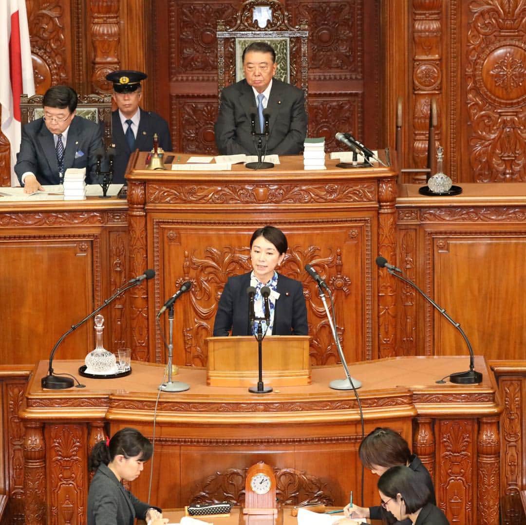 山尾しおりのインスタグラム：「. 2018.6.19 衆議院本会議にて、民法改正法案（相続法制）について、反対討論（※反対理由の説明の子と）を行ないました。 事実婚や同性パートナーが排除されていること、政権の冷たさ・人権への鈍感さについて、問題を指摘しています。 是非ご一読ください。 . 動画はプロフィールURL参照。 . ----------------------------------------- 立憲民主党の山尾志桜里です。  まずは冒頭、昨日からの近畿地方における地震で、命を落とされた方々とご遺族に対し心からのお悔やみを、そして被害にあわれ厳しい状況に置かれている皆様に心よりのお見舞いを申し上げます。  本日は、立憲民主党・市民クラブを代表し、民法及び家事事件手続法の一部を改正する法律案につき、反対の立場から討論します。  反対の理由は本質的な１点であります。  今回創設される特別寄与制度の対象から、事実婚や同性パートナーが排除されていること、そしてその判断が象徴する現政権の冷たさ、人権意識の致命的な鈍感さを容認できないからです。  高齢化が進む中で、一人ひとりが自分らしく人間関係を築き、互いに支えあいながら人生の終盤を彩っていくあり方は様々です。  しかし、今の相続制度では、そうした多様な支えあいの形を保障できず、不公平が生じています。  ですから、法律上の相続人以外の方が、献身的に介護や看病などの貢献をしたとき、それを評価して相続人への金銭請求を認め実質的公平を図る制度をつくろうという提案には、私たちは賛成です。  しかし、その趣旨は、いわゆる「長男の嫁」のみならず、むしろ、長年連れ添い実質的には相続人と同じ法的利益を受け取るべき立場にありながら、法律上の相続人になることのできない、事実婚や同性パートナーにこそ当てはまるのではありませんか。  にもかかわらず対象からあえて排除するのは、制度趣旨を捻じ曲げる不公正ではありませんか。  委員会質疑でその点を繰り返し正しましたが、政府の弁解は、ただひたすらに「事実婚や同性パートナーを含むと遺産分割が長期化・複雑化する」の一点ばりでした。  しかし、そもそもこの新制度は、形式的な不都合を実質的に解消するためのものですから、一定の長期化・複雑化が織り込まれています。  だからこそ、期間制限、すなわちこの制度が利用できるのは相続開始または相続人を知った時から６か月、相続開始したときから一年と、権利行使が限定されているのです。  長期化・複雑化対策には、この期間制限をすべての対象者に公平に運用することが王道であって、対象者を分断し社会的マイノリティを外すことで対応するのは、人権国家として致命的な過ちです。  そもそも、事実婚の当事者の中には、政府が「選択的夫婦別姓」から逃げ続けているがために、法律婚を望みつつ事実婚を選択しているカップルも大勢います。  同姓パートナーは、政府が同性婚を認めないがために、法律婚を望んでもできない状態におかれています。  選択的夫婦別姓やLGBT差別解消法、同性パートナーシップ制度あるいは同性婚は、「多様で差別のない社会」を選択する国家の標準装備です。  しかし、私たち野党の中の多くの政党が、こうした法案を提案しても、政府与党は審議や協力を拒否しています。 「法律婚」を望むカップルすら「法律婚」できない環境をあえて放置しながら、他方で提出してくる閣法では、「法律婚」でないという理由で排除するのは、無責任な差別と言われてもしかたないのではありませんか。  法制審のパブリックコメントでも、限定すべしとする立場は９、限定すべきでないとする立場は２６、すなわち約３倍でした。  法制審そのものにおいても、終盤まで、親族に限定しない立場を基本として検討を進めるとされていました。  法務委員会では、野党推薦の参考人はもちろん、与党推薦の参考人すら、一学者としての見解においては、親族に限定しないことが望ましいという立場に立たれていたことが明らかになりました。  にもかかわらず、政府はなぜ、無理筋・真逆の結論を出したのでしょう。大変不可解です。  実は、この法案のきっかけは２０１３年の最高裁において、婚外子差別による民法相続格差を違憲とする判決にありました。  報道によれば、そのころの自民党部会において次のような声があがったとされています。「自民党として最高裁の判断はおかしいというメッセージを発するべきではないか」「国権の最高機関が、司法判断が出たからといってハイハイと従うわけにはいかない」。これほどまでに三権分立の本質を無視する発言が複数与党内からあがったとすれば、改めて驚きを禁じえません。  実際、法制審議会の第一回においても、法務省の事務方が、今回の相続法制見直しの理由について、先の最高裁判決を受け、法律婚の尊重を図るための措置を別途検討すべきとの指摘がなされたと言及しています。この指摘をしたのは誰なのでしょうか。  むしろ、この最高裁判決を受けた世論の中には、多様な家族の在り方を保障するための制度改正を加速すべしとの指摘が多数あったにもかかわらず、なぜそちらは無視されたのでしょうか。 ----------------------------------------- (次へ)」