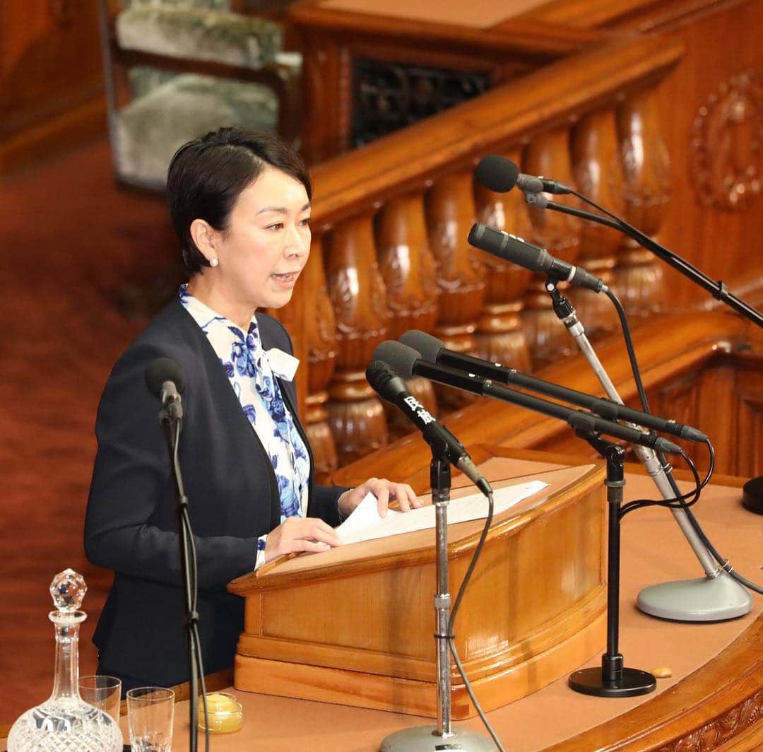 山尾しおりのインスタグラム：「. 2018.6.19 衆議院本会議にて、民法改正法案（相続法制）について、反対討論（※反対理由の説明の子と）を行ないました。 事実婚や同性パートナーが排除されていること、政権の冷たさ・人権への鈍感さについて、問題を指摘しています。 是非ご一読ください。  動画はプロフィールURL参照。 （前投稿の続き） ----------------------------------------- つまるところ、この法案は、婚外子差別是正判決と法律への巻き返し策としてスタートし、その色合いを、今もなお残しているのではありませんか。  だから、あらゆる議論の場で、法律上の親族に限るべきでないという意見が優勢を占めても、最終最後、何の合理的説明もないままに親族要件が復活したのではありませんか。  また、法制審議会の委員においては、親族要件をつけるべしとの立場に明確に立った委員はたった一人であり、この委員はメディアにおいて安倍総理の側近であると自認し、総理を「人なつっこい兄貴分のような存在」と語っていることを付言します。  私たち立憲民主党は、この法案の賛否について最後まで判断を留保しておりました。  しかし、最終的に、法案の一部であれ、「多様で差別のない社会」という譲れない価値に本質的に反する法案には、反対の姿勢を明確にし、その理由を議事録にとどめることで、今の安倍政権には発信できないリベラルな価値の発信者となることを選択いたします。  少なくともこの社会の普遍的な価値である個人の尊厳を尊重するならば、個人の価値観の多様化がパートナーシップの形の多様化につながることを自然に受け止め、その多様なパートナーシップを包摂する社会へと進むべきです。  これに対して、今回の法案は、国家の側が考える個人やパートナーシップの形に当てはまらない人々を排除し、人格の本質的な対等性を傷つけるもので、容認できません。  法務委員会で、LGBT当事者である鈴木賢明治大学法学部教授が、参考人としてお話された言葉を紹介します。 「同性カップルを婚姻から排除することは、国が法律によって同性愛者を差別することに加担することにほかなりません。せめて相続法における特別寄与制度から排除しないという姿勢を示すことで、同性愛者に対する法による差別をやめる方向へと転換すべきことを強く求めたいと存じます。法律の小さな文言ですけれども、それが日本を変える力になります」  私たちは、「親族」という本法案の小さい文言が、差別に加担し固定化する見えない力となることに反対いたします。  自民党・公明党の中にも、「多様性を認める社会」を標榜する方がおられます。本当にその価値を信じているなら、たまには、国会議員の本分たる採決で示していただきたい。  そして、無所属の議員も含めて野党の議員の皆さんには、心からお願いします。  国会議員が採決で示すことのできる価値観は、たとえ今は法律が通ったとしても、これからの社会を変える力なのです。  人は、誰しもどこかを切り取れば少数者です。小さい文言による大きな差別を見逃さずに毅然と行動していただきたい。  私たち立憲民主党は、「立憲」の言葉を「民主」の上におき、多数決でも侵すことのできない少数者の権利と価値を全力で守ることを約束し、反対の討論といたします。」
