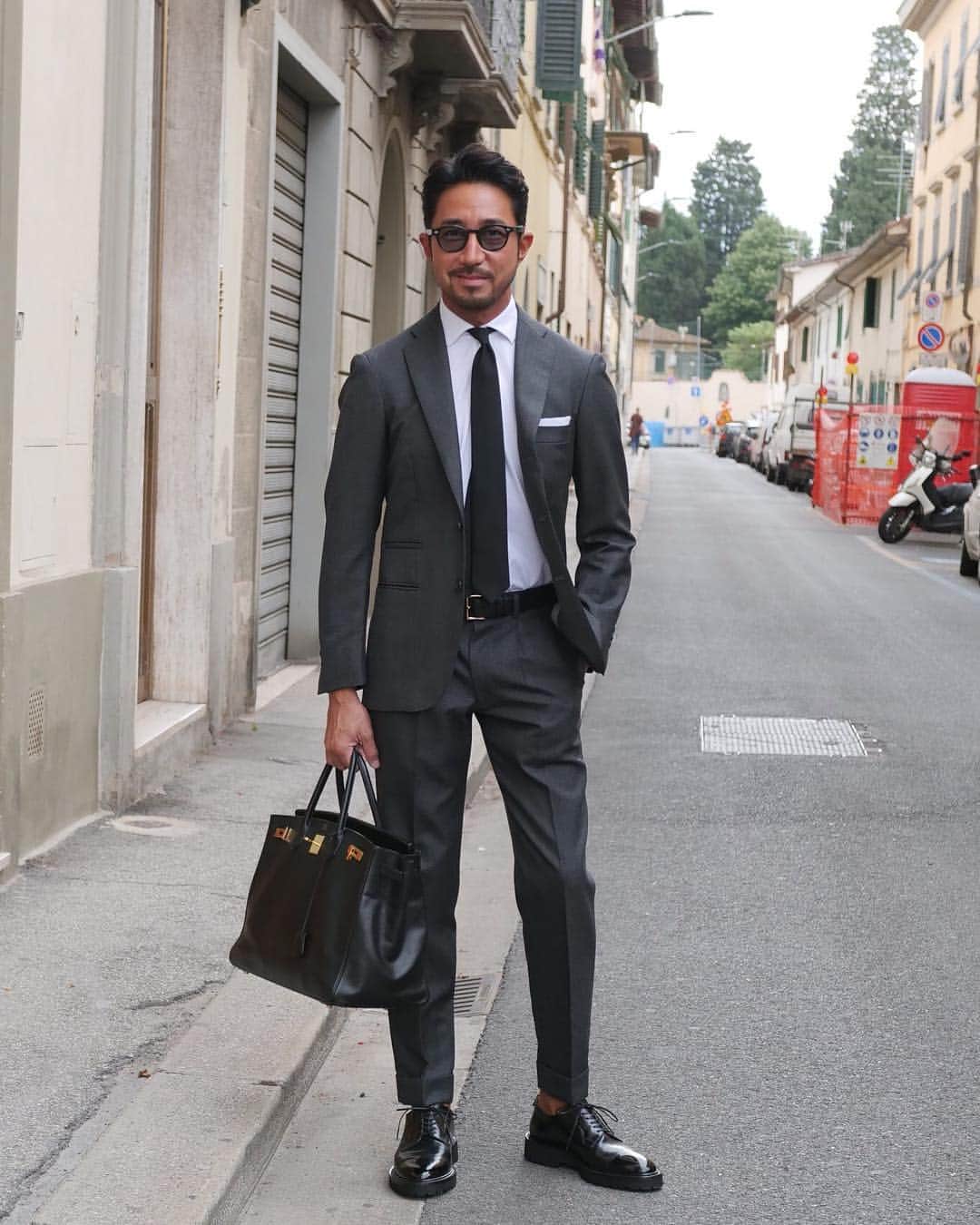 のインスタグラム：「イタリアの街並みとともに。 #forzastyle  #干場義雅  #イタリア  #fashion  #instafashion  #forzastylecom  #スーツ」