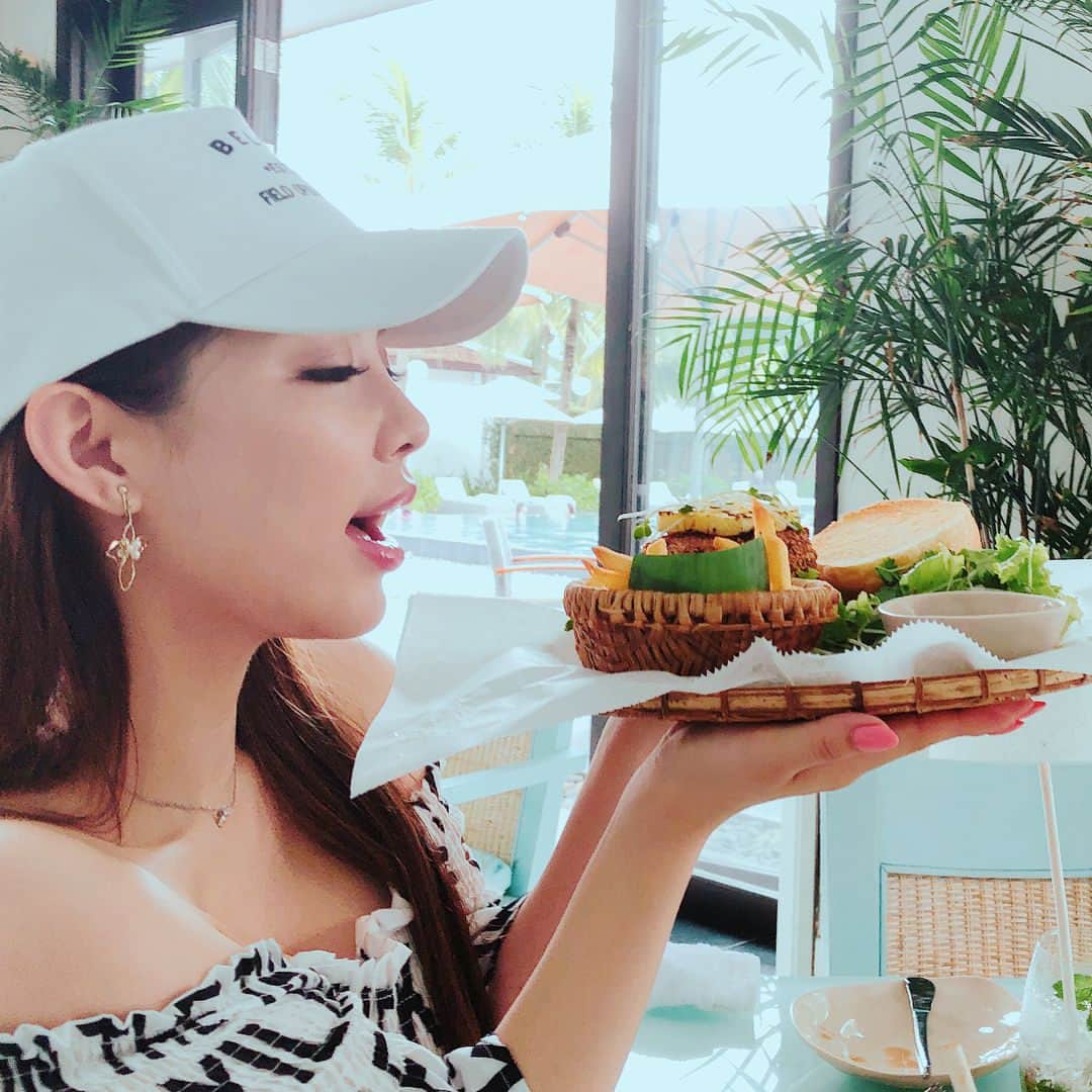 のインスタグラム：「. ダイエットしなくちゃなのに、誘惑に負けました😂💦 でも一応グルテンフリーバーガー🍔✨ 少しだけ気にしてみたけど、美味しくて完食しちゃったよー🤣 だからポチャるんだよね🤫 . #ダイエットは明日から #そんなんじゃダメ #分かってるけどやめられない #グルテンフリー #ハンバーガー #お肉のかわりに大豆 #美味しくいただきました #8月はダイエット月間にします #healthylifestyle #ihope #glutenfree #burger #sodericious #burgergram #instafood」