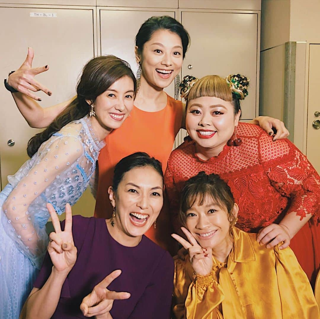 渡辺直美さんのインスタグラム写真 - (渡辺直美Instagram)「映画SUNNY強い気持ち強い愛 完成披露舞台挨拶でした💚 すごい俳優さん達に囲まれてまじ脇汗💦 肩まで濡れてたよ💦w 8月31日はSUNNYの日です！ 皆様是非劇場に観に来てください！ #映画SUNNY #サニー #梅という役です #初の40歳役 #VIVA90年代 終わりに大人サニーとご飯会💐 笑い過ぎて声枯れました🤪 それぞれの個性が出ているポーズ😂 篠原さんだけです… ちゃんとコギャルポーズしてくれているのは😂  あと子供サニーのみんなが眉毛生え揃ってた！wコギャル役ということでみんな眉毛抜いてたらしいよ！すげー😵 そして色気よ…みんなのこの色気よ…特にエライザちゃんの色気よ…私なんていちご大福みたいな顔してるわ…」8月2日 13時10分 - watanabenaomi703